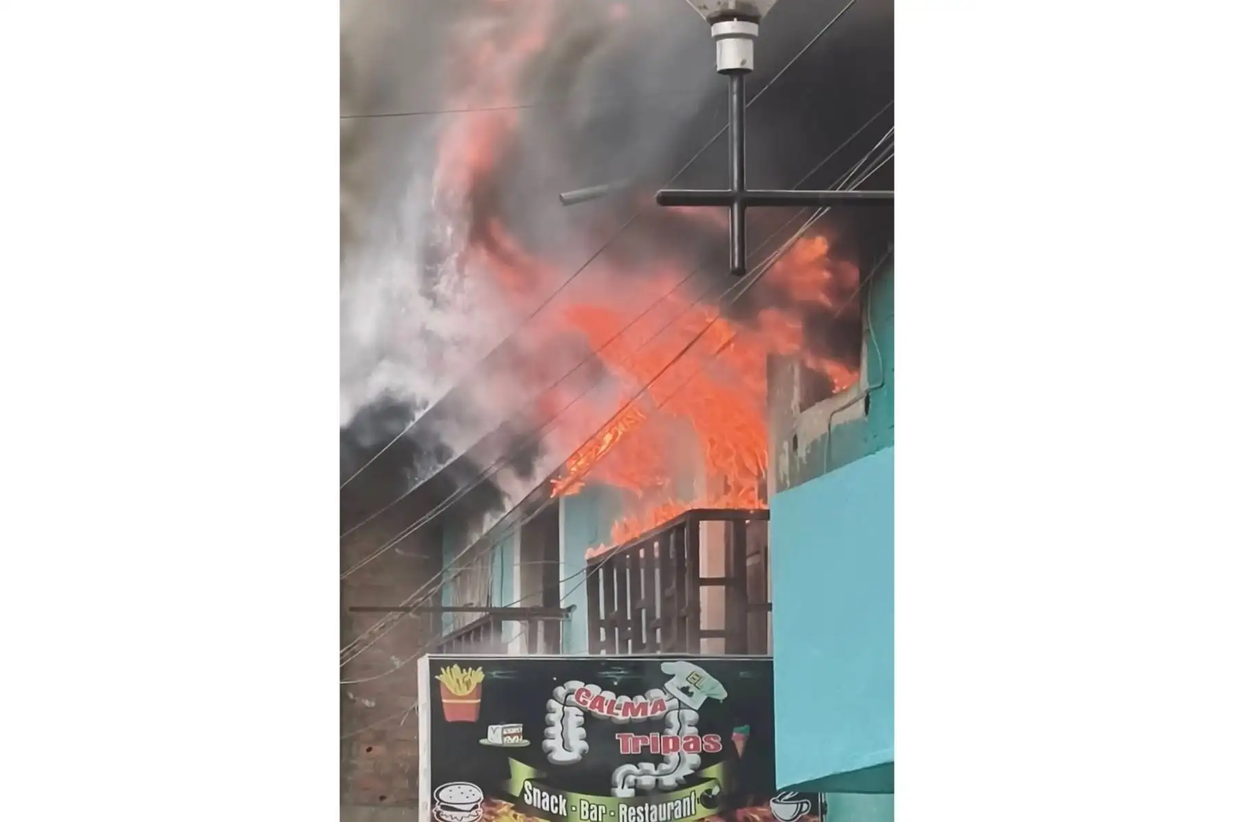 Las primeras investigaciones apuntan a que la explosión de un balón de gas habría provocado el incendio registrado en la tarde del jueves 4 de diciembre, que destruyó casi por completo el local. Foto: ANDINA/Difusión