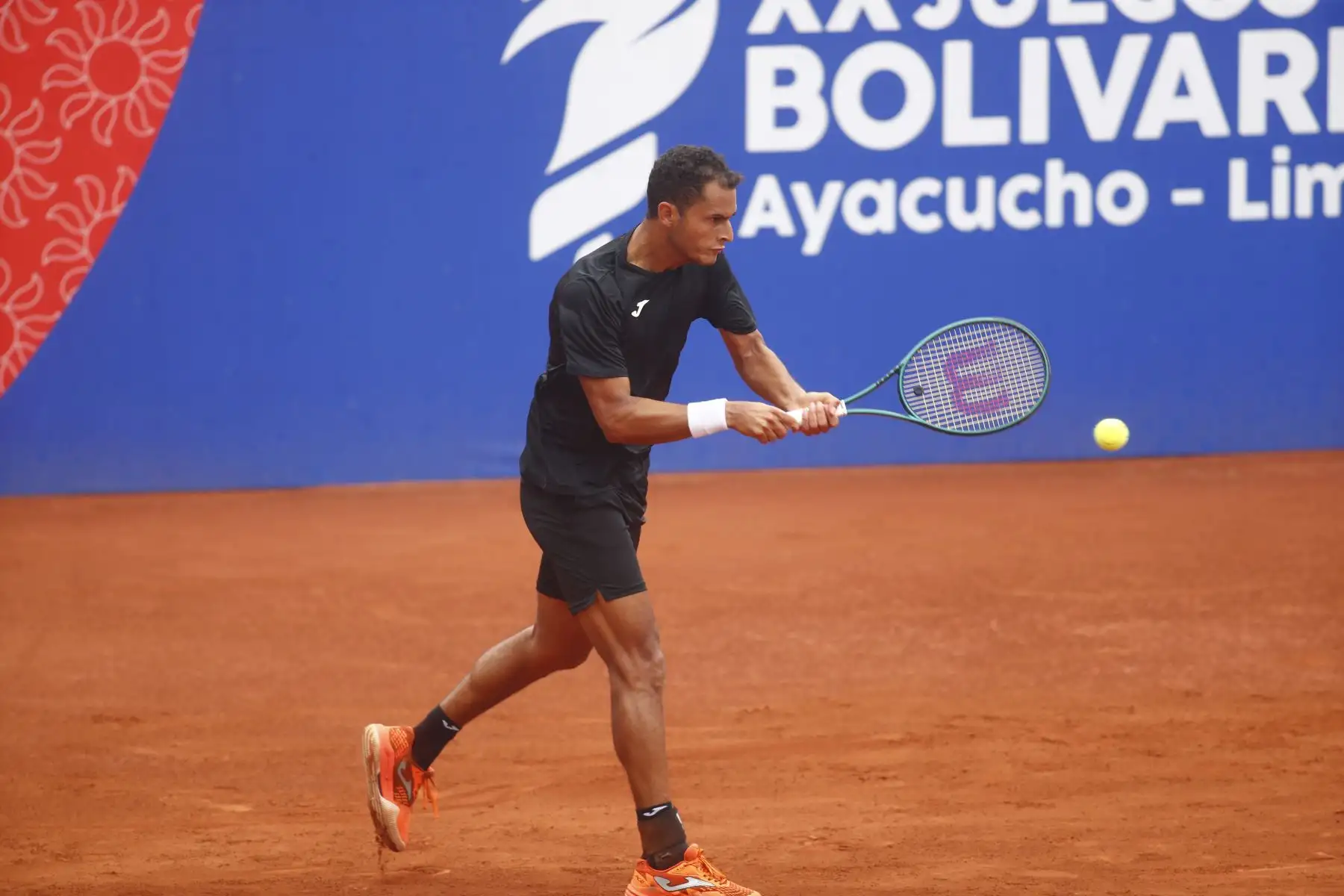 Desde el estadio del Club Lawn Tennis de Jesús Maria, se disputó la semifinal de tenis categoría individuales masculina de los XX Juegos Bolivarianos Ayacucho - Lima 2025, en la que el peruano Juan Varillas derrotó el chileno Benjamín Torrealba el viernes 5 de diciembre, pasando así a la final de la competencia. Foto: ANDINA/Daniel Bracamonte