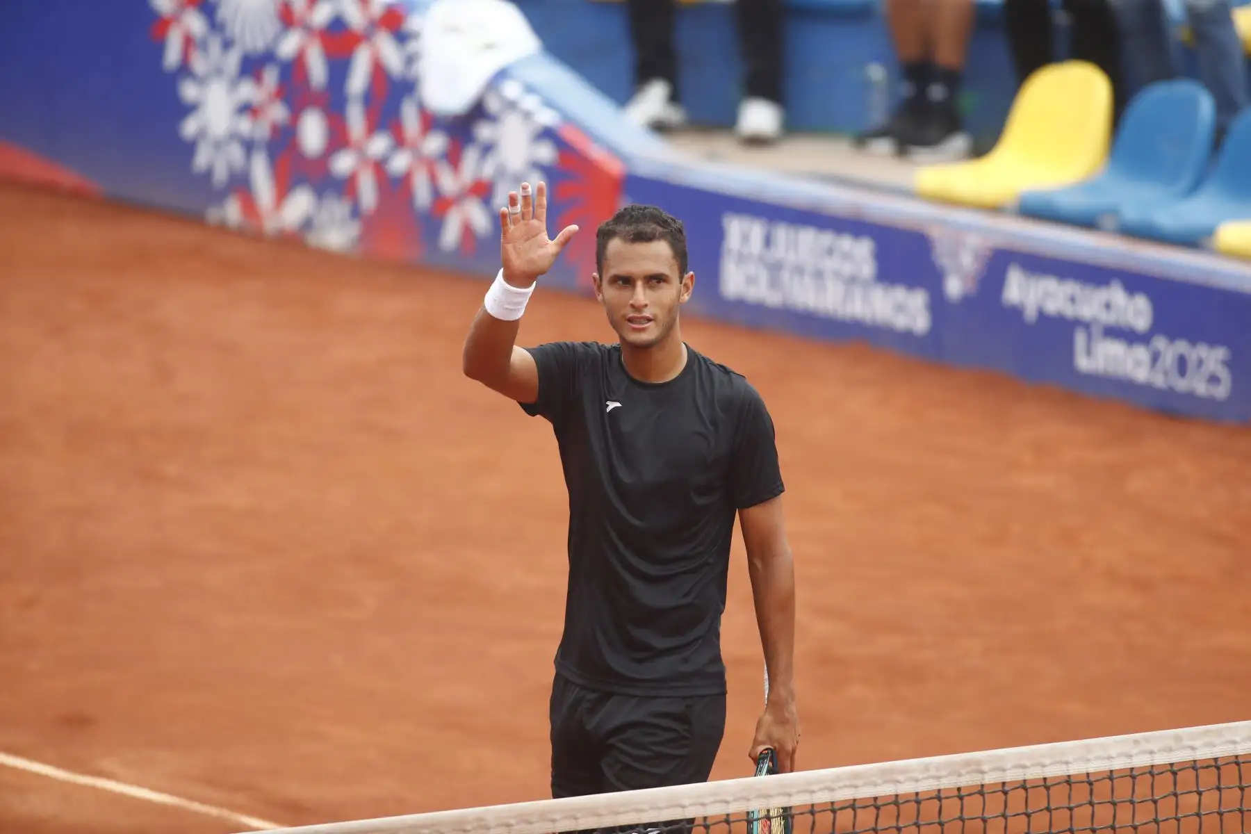 Desde el estadio del Club Lawn Tennis de Jesús Maria, se disputó la semifinal de tenis categoría individuales masculina de los XX Juegos Bolivarianos Ayacucho - Lima 2025, en la que el peruano Juan Varillas derrotó el chileno Benjamín Torrealba el viernes 5 de diciembre, pasando así a la final de la competencia. Foto: ANDINA/Daniel Bracamonte