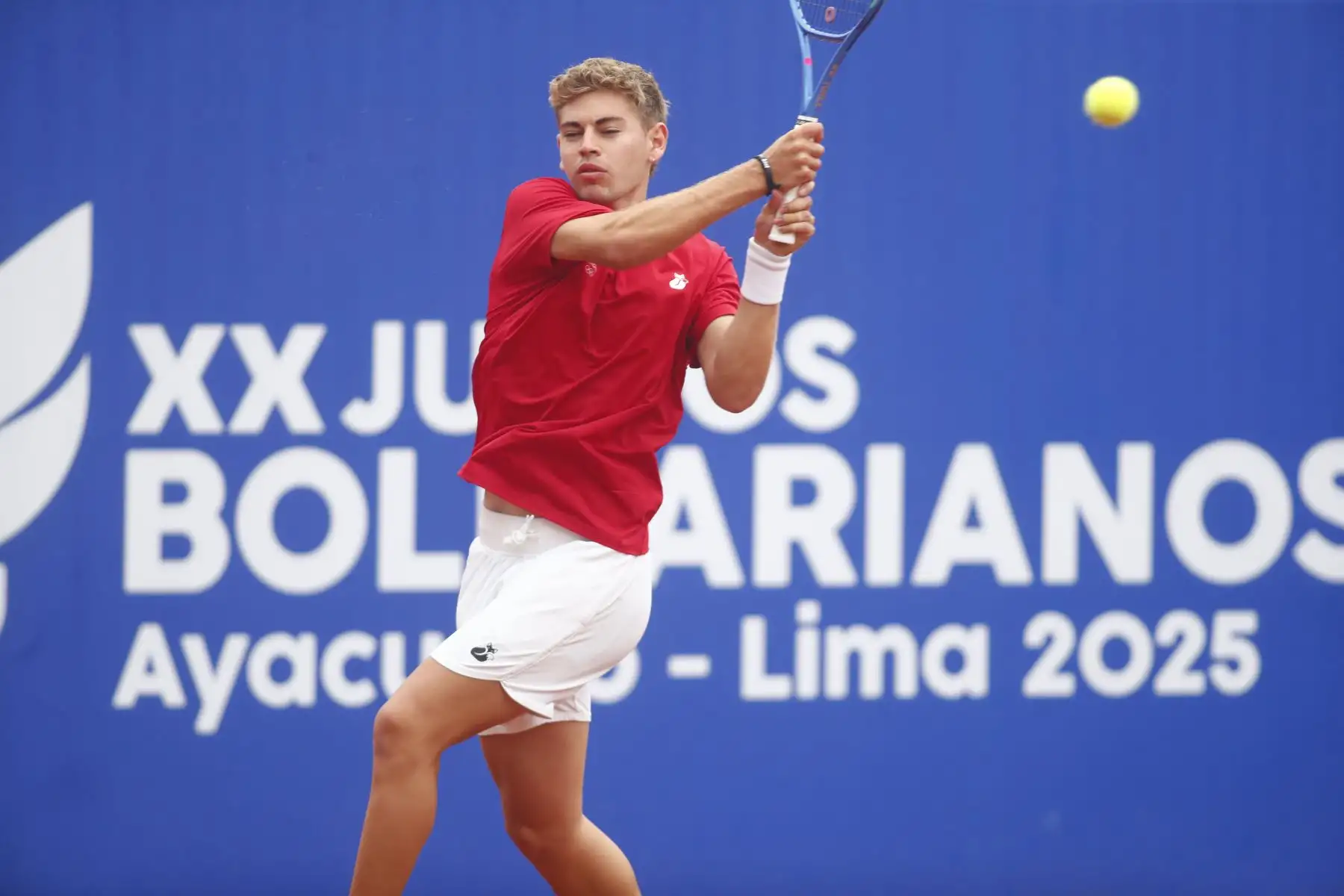 Desde el estadio del Club Lawn Tennis de Jesús Maria, se disputó la semifinal de tenis categoría individuales masculina de los XX Juegos Bolivarianos Ayacucho - Lima 2025, en la que el peruano Juan Varillas derrotó el chileno Benjamín Torrealba el viernes 5 de diciembre, pasando así a la final de la competencia. Foto: ANDINA/Daniel Bracamonte