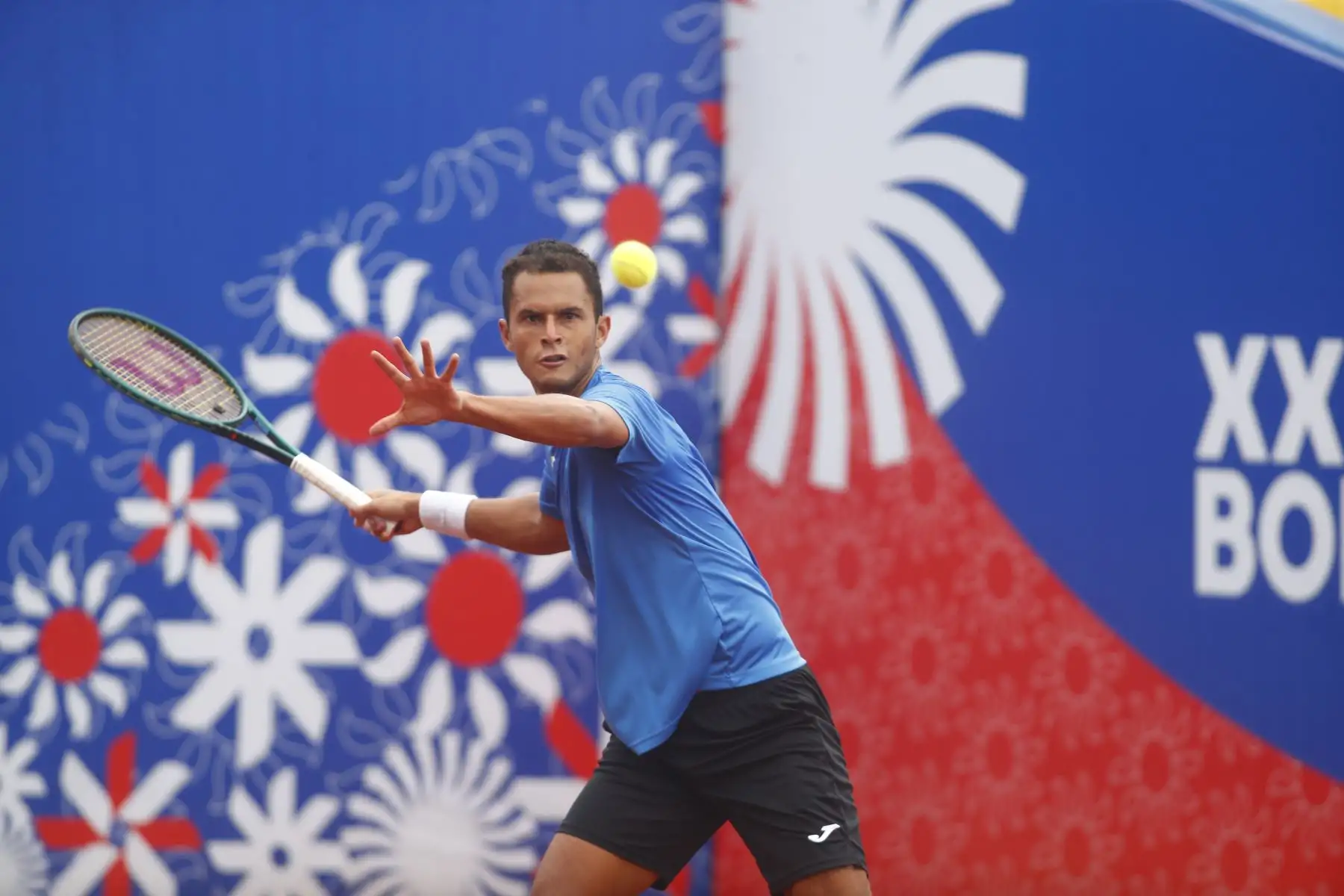 Desde el estadio del Club Lawn Tennis de Jesús Maria, se disputó la semifinal de tenis categoría individuales masculina de los XX Juegos Bolivarianos Ayacucho - Lima 2025, en la que el peruano Juan Varillas derrotó el chileno Benjamín Torrealba el viernes 5 de diciembre, pasando así a la final de la competencia. Foto: ANDINA/Daniel Bracamonte