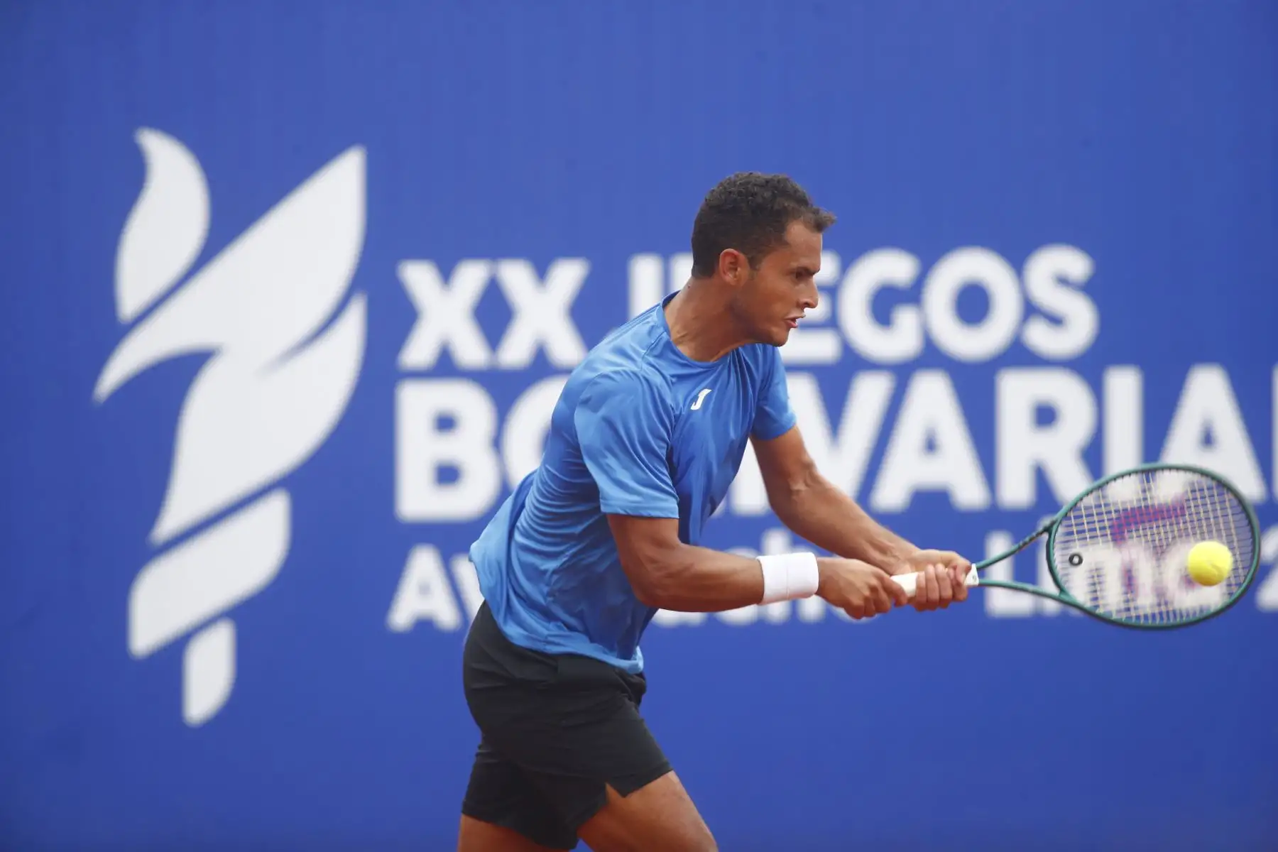 Desde el estadio del Club Lawn Tennis de Jesús Maria, se disputó la semifinal de tenis categoría individuales masculina de los XX Juegos Bolivarianos Ayacucho - Lima 2025, en la que el peruano Juan Varillas derrotó el chileno Benjamín Torrealba el viernes 5 de diciembre, pasando así a la final de la competencia. Foto: ANDINA/Daniel Bracamonte