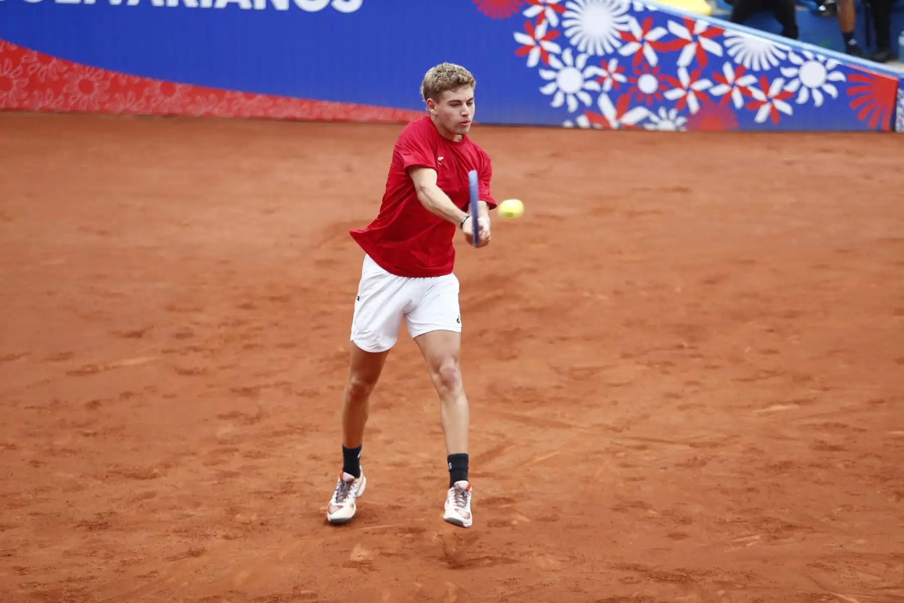 Desde el estadio del Club Lawn Tennis de Jesús Maria, se disputó la semifinal de tenis categoría individuales masculina de los XX Juegos Bolivarianos Ayacucho - Lima 2025, en la que el peruano Juan Varillas derrotó el chileno Benjamín Torrealba el viernes 5 de diciembre, pasando así a la final de la competencia. Foto: ANDINA/Daniel Bracamonte