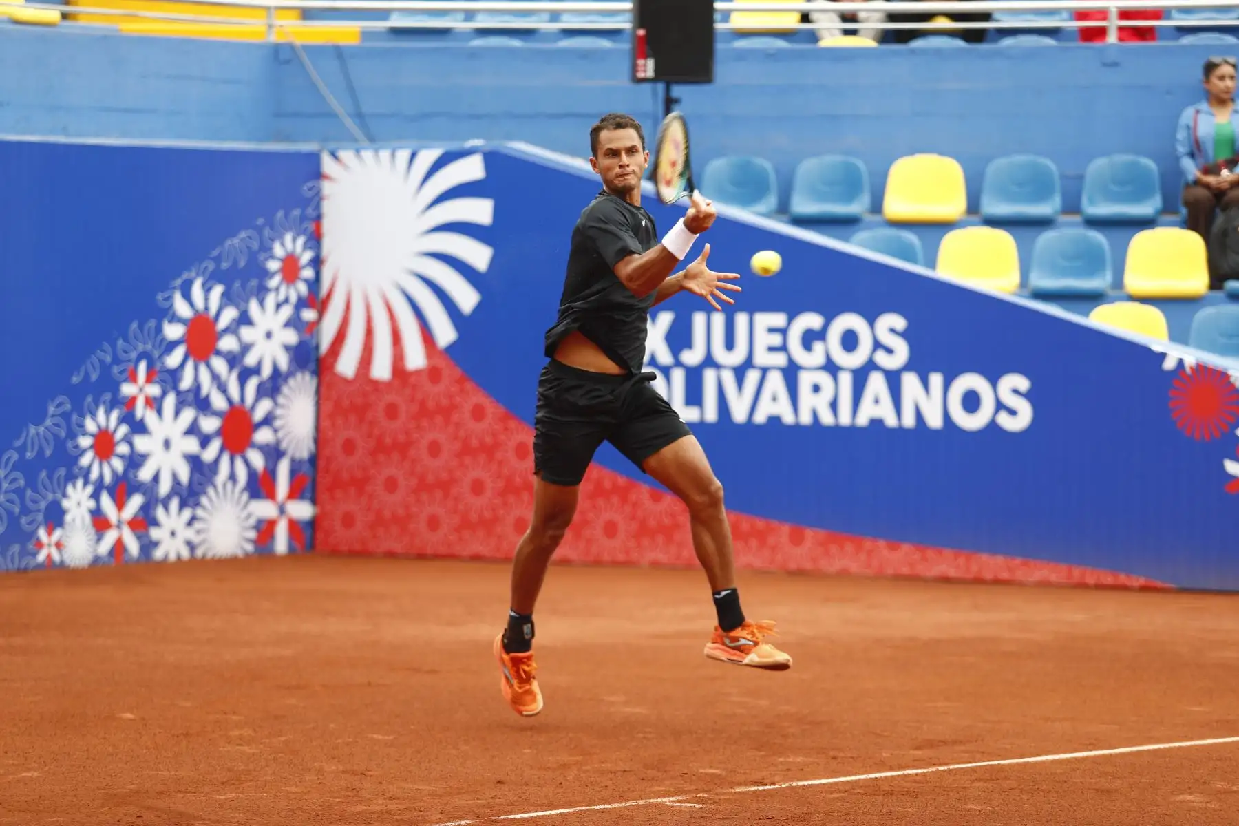 Desde el estadio del Club Lawn Tennis de Jesús Maria, se disputó la semifinal de tenis categoría individuales masculina de los XX Juegos Bolivarianos Ayacucho - Lima 2025, en la que el peruano Juan Varillas derrotó el chileno Benjamín Torrealba el viernes 5 de diciembre, pasando así a la final de la competencia. Foto: ANDINA/Daniel Bracamonte