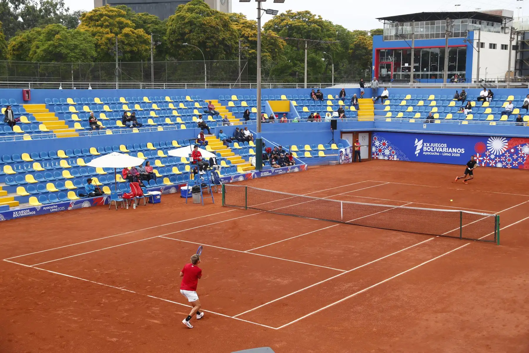 Desde el estadio del Club Lawn Tennis de Jesús Maria, se disputó la semifinal de tenis categoría individuales masculina de los XX Juegos Bolivarianos Ayacucho - Lima 2025, en la que el peruano Juan Varillas derrotó el chileno Benjamín Torrealba el viernes 5 de diciembre, pasando así a la final de la competencia. Foto: ANDINA/Daniel Bracamonte