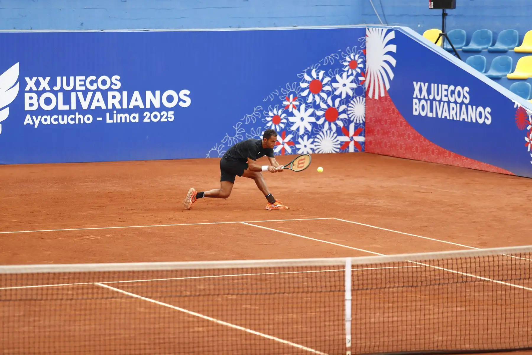 Desde el estadio del Club Lawn Tennis de Jesús Maria, se disputó la semifinal de tenis categoría individuales masculina de los XX Juegos Bolivarianos Ayacucho - Lima 2025, en la que el peruano Juan Varillas derrotó el chileno Benjamín Torrealba el viernes 5 de diciembre, pasando así a la final de la competencia. Foto: ANDINA/Daniel Bracamonte