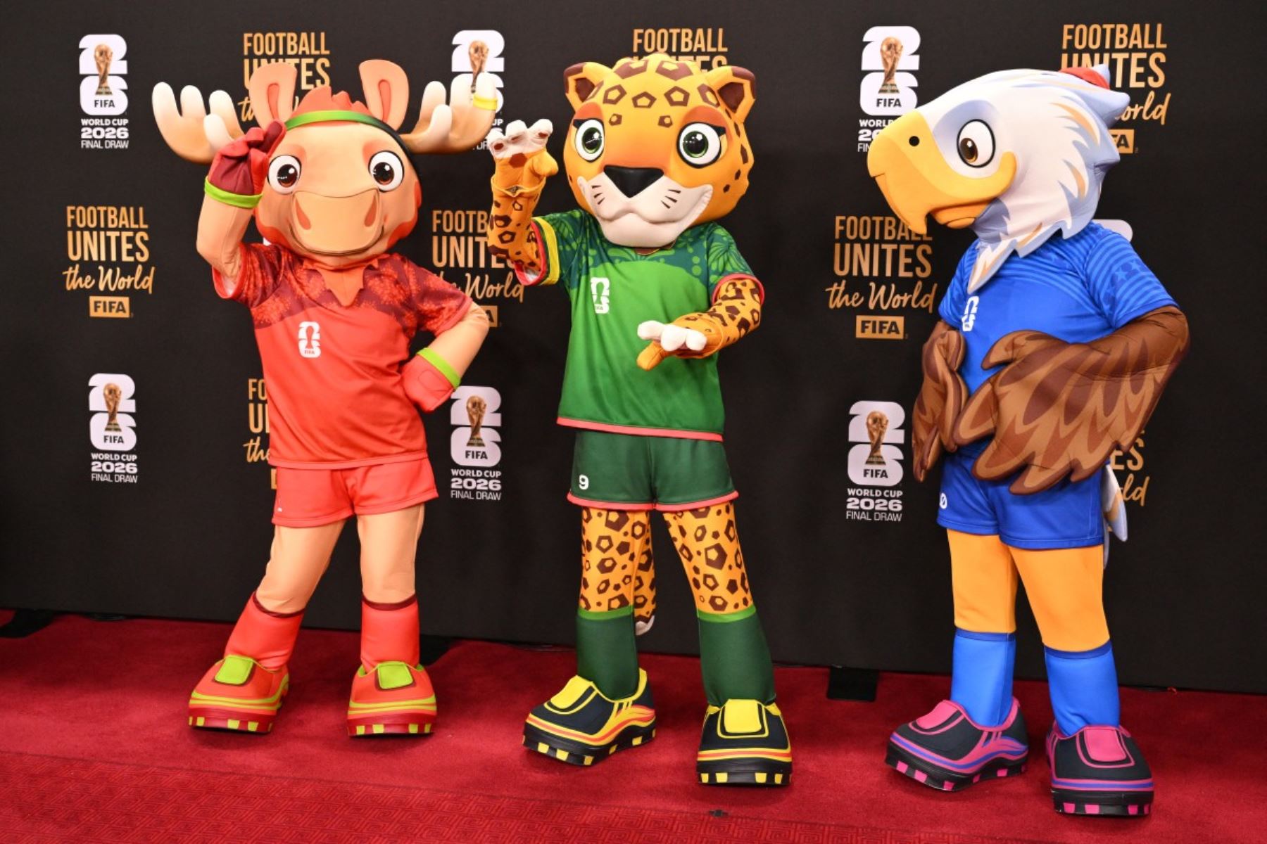 Las mascotas de la Copa Mundial de la FIFA 2026 (de izq. a der.), Maple el alce (Canadá), Zayu el jaguar (México) y Clutch el águila calva (EE. UU.) posan en la alfombra roja a su llegada para asistir al sorteo de la Copa Mundial de Fútbol de la FIFA 2026 que se llevará a cabo en EE. UU., Canadá y México, en el Kennedy Center, en Washington, D.C. Foto: AFP