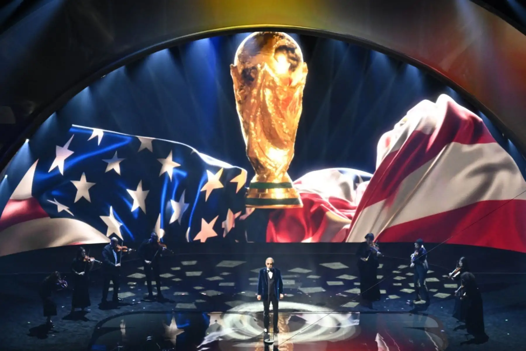 El músico clásico tenor italiano Andrea Bocelli se presenta en el escenario durante el sorteo de la Copa Mundial de Fútbol de la FIFA 2026 que se lleva a cabo en Estados Unidos, Canadá y México, en el Kennedy Center, en Washington, DC. AFP