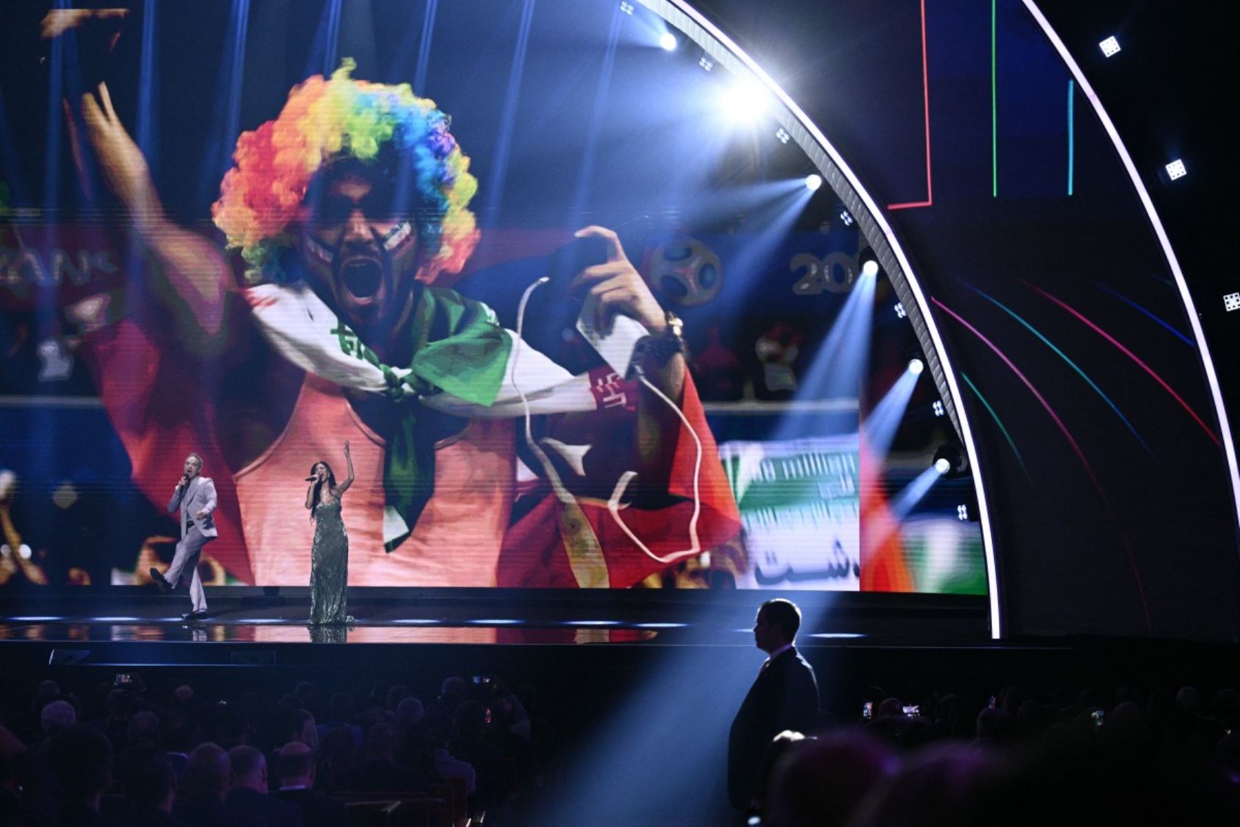El cantautor británico Robbie Williams y la cantante estadounidense Nicole Scherzinger actúan en el escenario durante el sorteo de la Copa Mundial de Fútbol de la FIFA 2026 que se celebra en Estados Unidos, Canadá y México, en el Kennedy Center, en Washington, DC. AFP