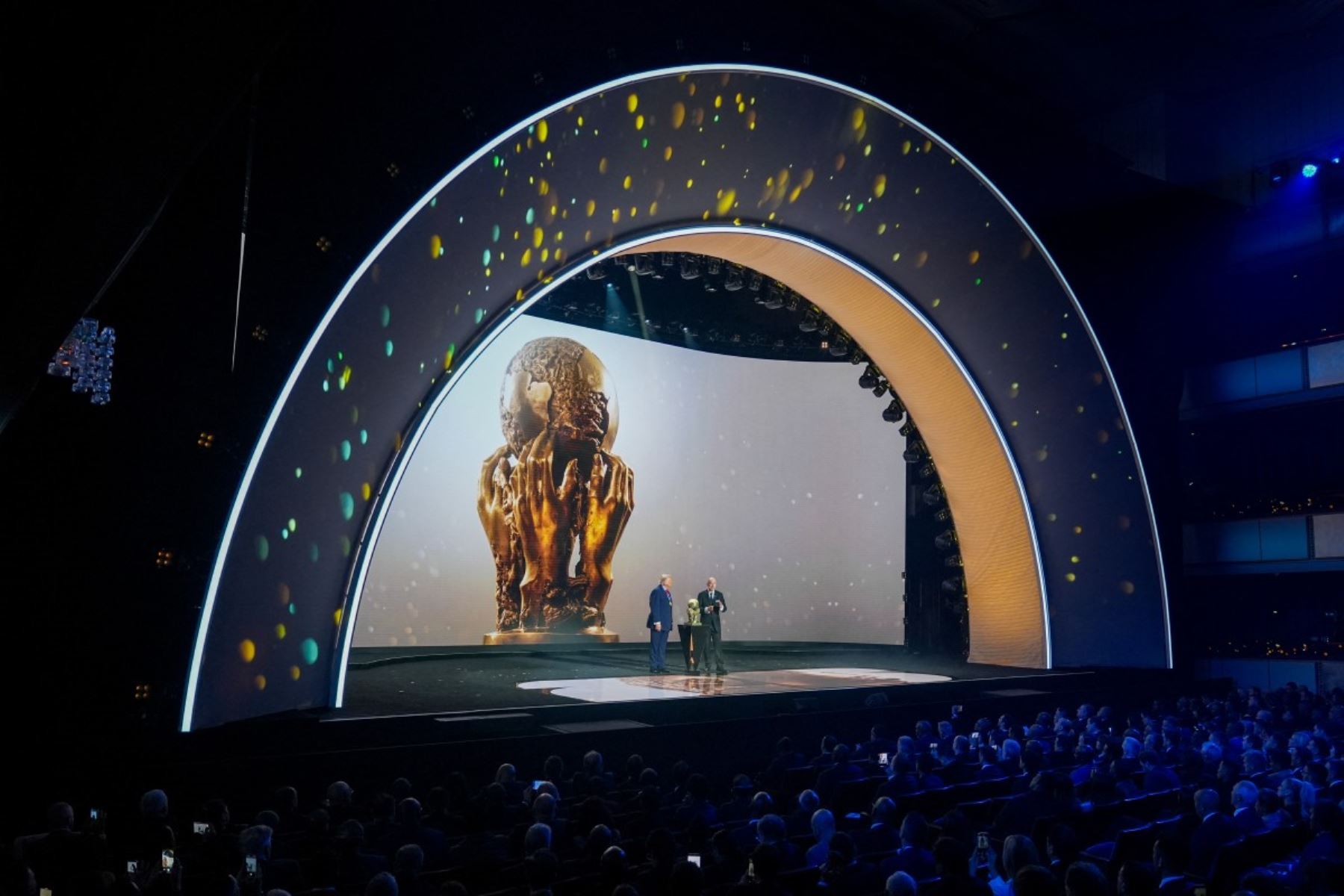 El presidente de Estados Unidos, Donald Trump, recibe el Premio de la Paz de la FIFA de manos del presidente de la FIFA, Gianni Infantino, durante el sorteo de la Copa Mundial de Fútbol de la FIFA 2026 que se celebra en Estados Unidos, Canadá y México, en el Kennedy Center, en Washington, D.C. AFP