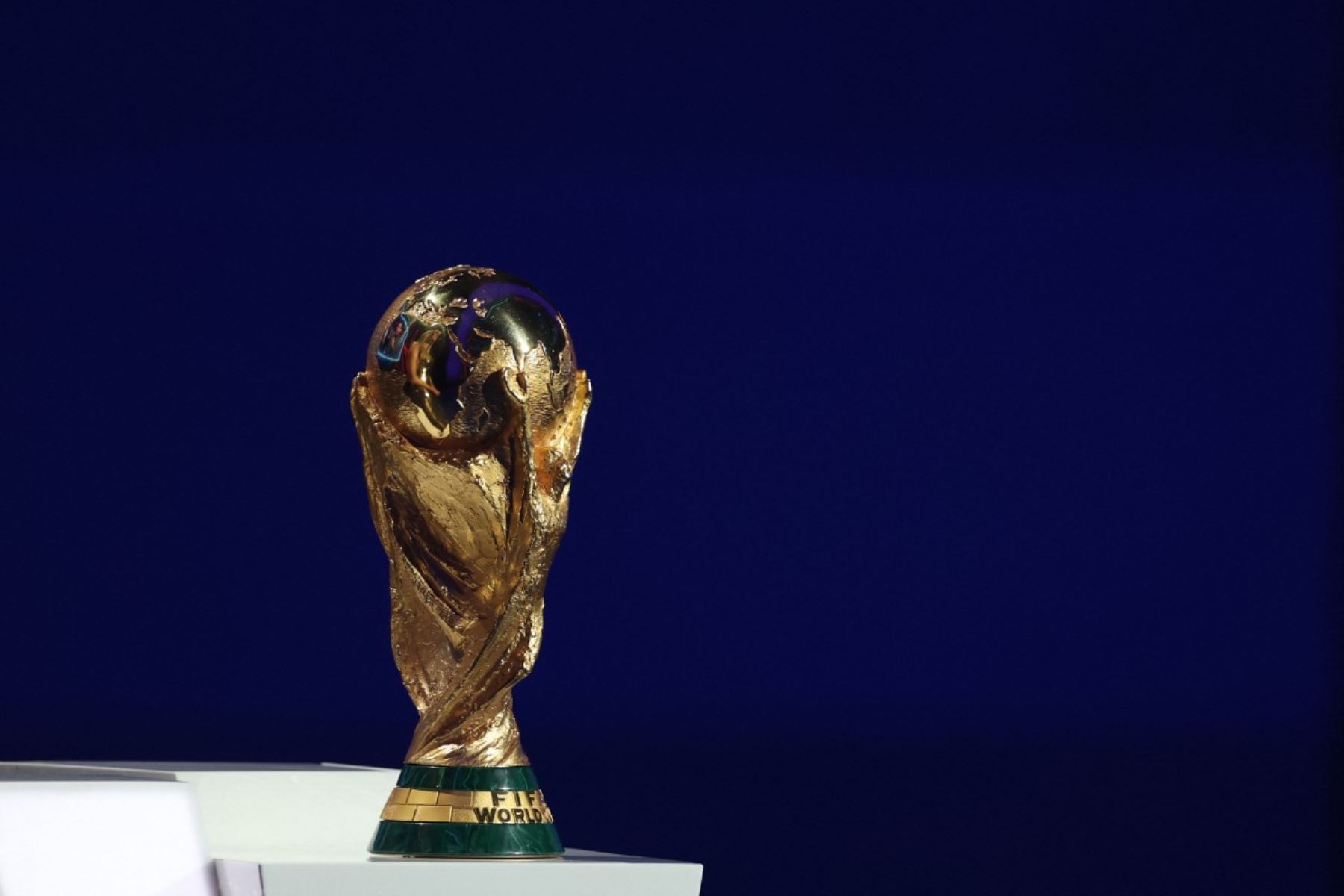 El trofeo de la Copa Mundial de la FIFA se ve en el escenario durante el sorteo de la Copa Mundial de Fútbol de la FIFA 2026 que se lleva a cabo en Estados Unidos, Canadá y México, en el Kennedy Center, en Washington, DC. AFP