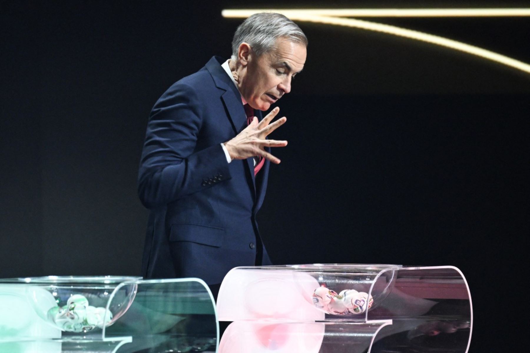 El primer ministro de Canadá, Mark Carney, reacciona al recoger una tarjeta durante el sorteo de la Copa Mundial de Fútbol de la FIFA 2026 que se celebra en Estados Unidos, Canadá y México en el Kennedy Center, en Washington, D.C. AFP