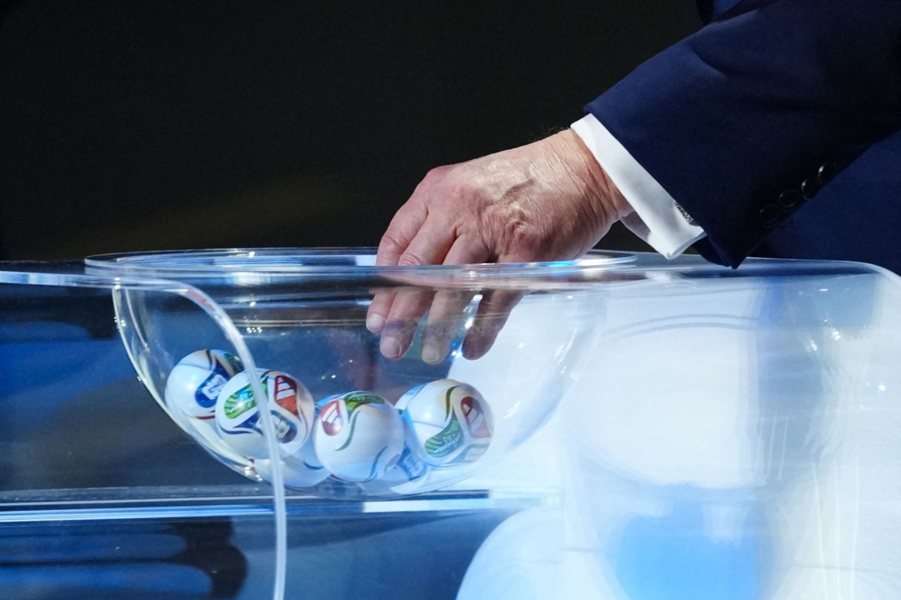 El presidente de Estados Unidos, Donald Trump, recoge una tarjeta durante el sorteo de la Copa Mundial de Fútbol de la FIFA 2026 que se celebra en Estados Unidos, Canadá y México, en el Kennedy Center, en Washington, DC. AFP