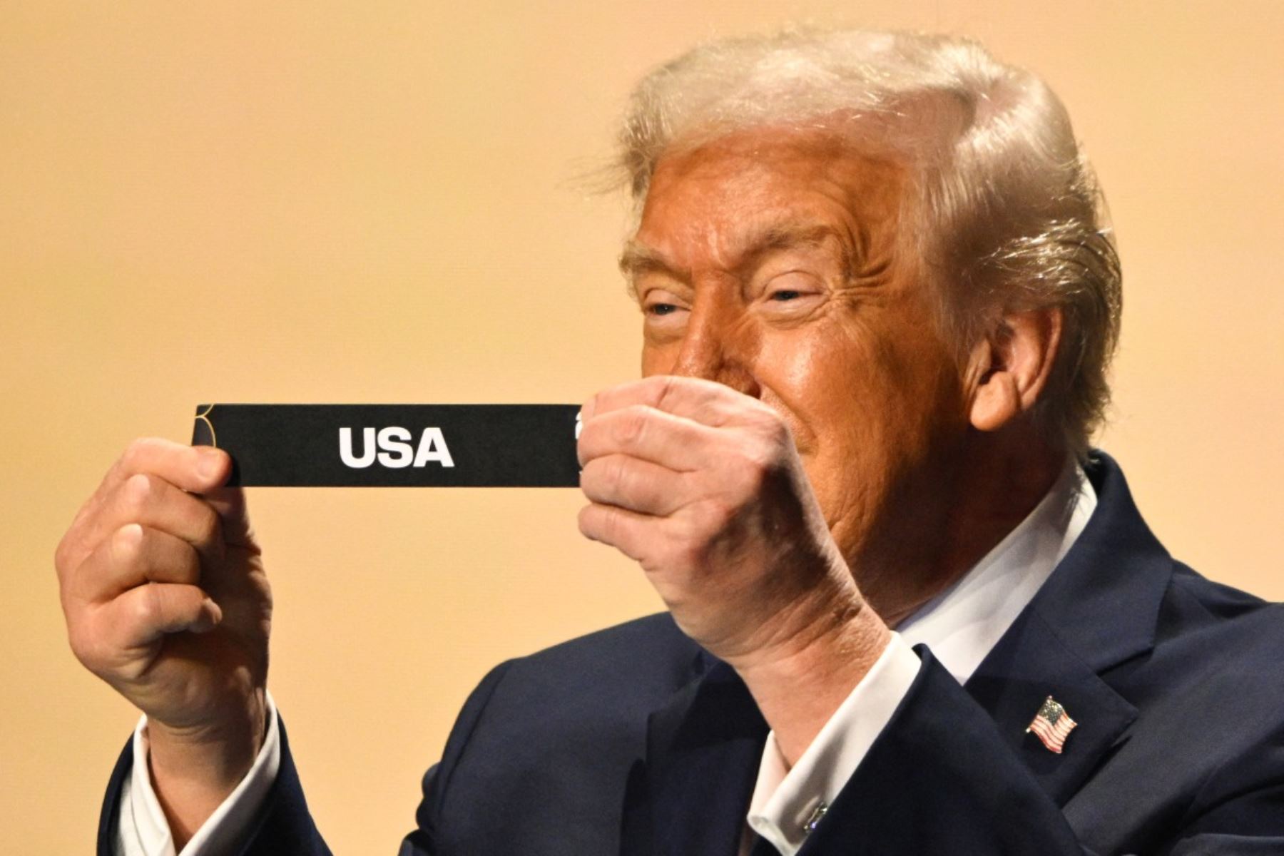El presidente de Estados Unidos, Donald Trump, muestra la tarjeta que dice "USA" durante el sorteo para la Copa Mundial de Fútbol de la FIFA 2026 que se celebra en Estados Unidos, Canadá y México, en el Kennedy Center, en Washington, DC. AFP