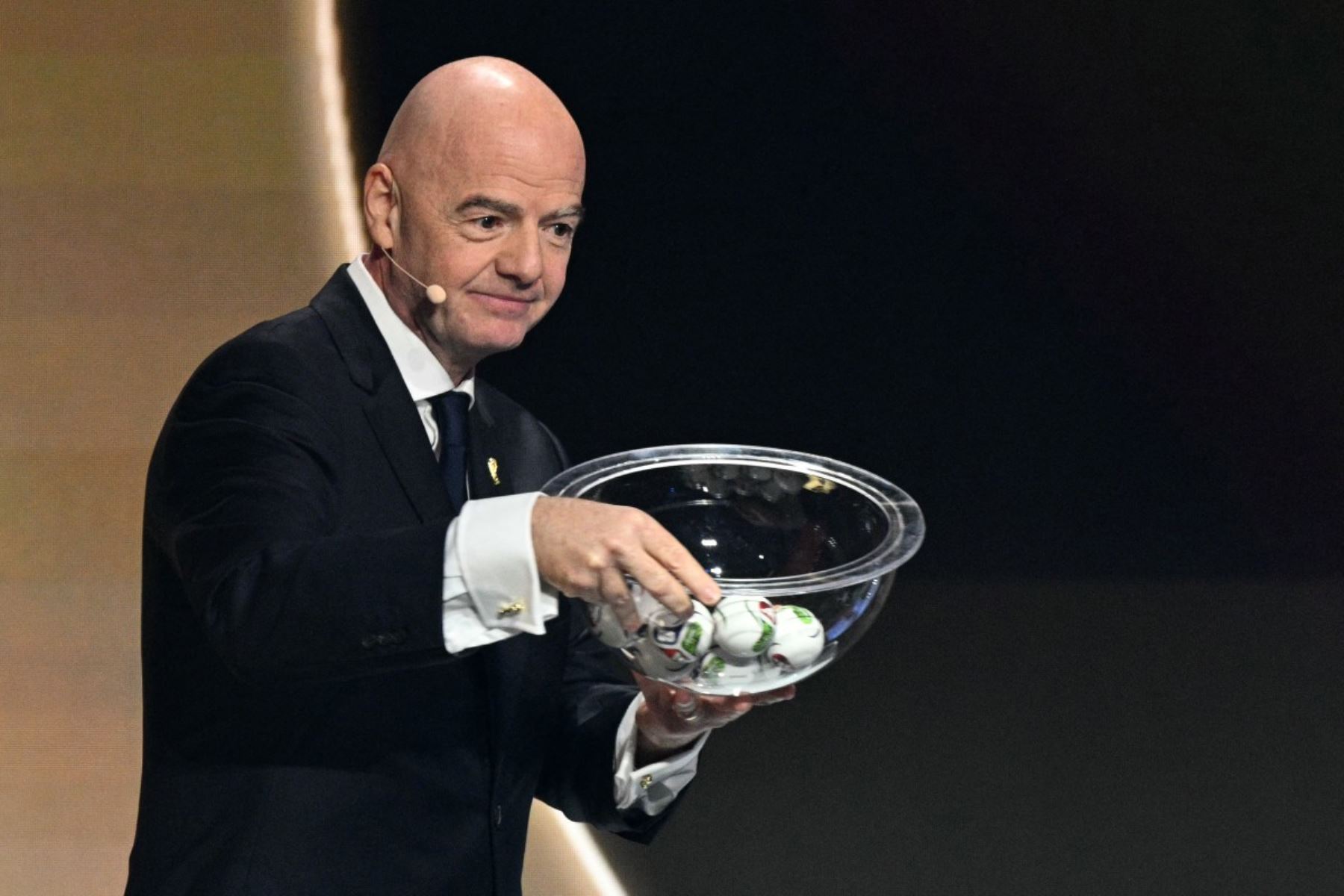 El presidente italiano de la FIFA, Gianni Infantino, sostiene las bolas del sorteo de la Copa Mundial de Fútbol de la FIFA 2026, que se celebra en Estados Unidos, Canadá y México, en el Kennedy Center, en Washington, D.C. . AFP