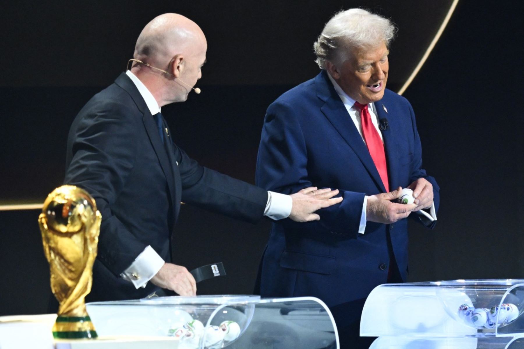 El presidente de Estados Unidos, Donald Trump, recoge una tarjeta junto al presidente italiano de la FIFA, Gianni Infantino, durante el sorteo de la Copa Mundial de Fútbol de la FIFA 2026 que se celebra en Estados Unidos, Canadá y México, en el Kennedy Center, en Washington, DC. AFP