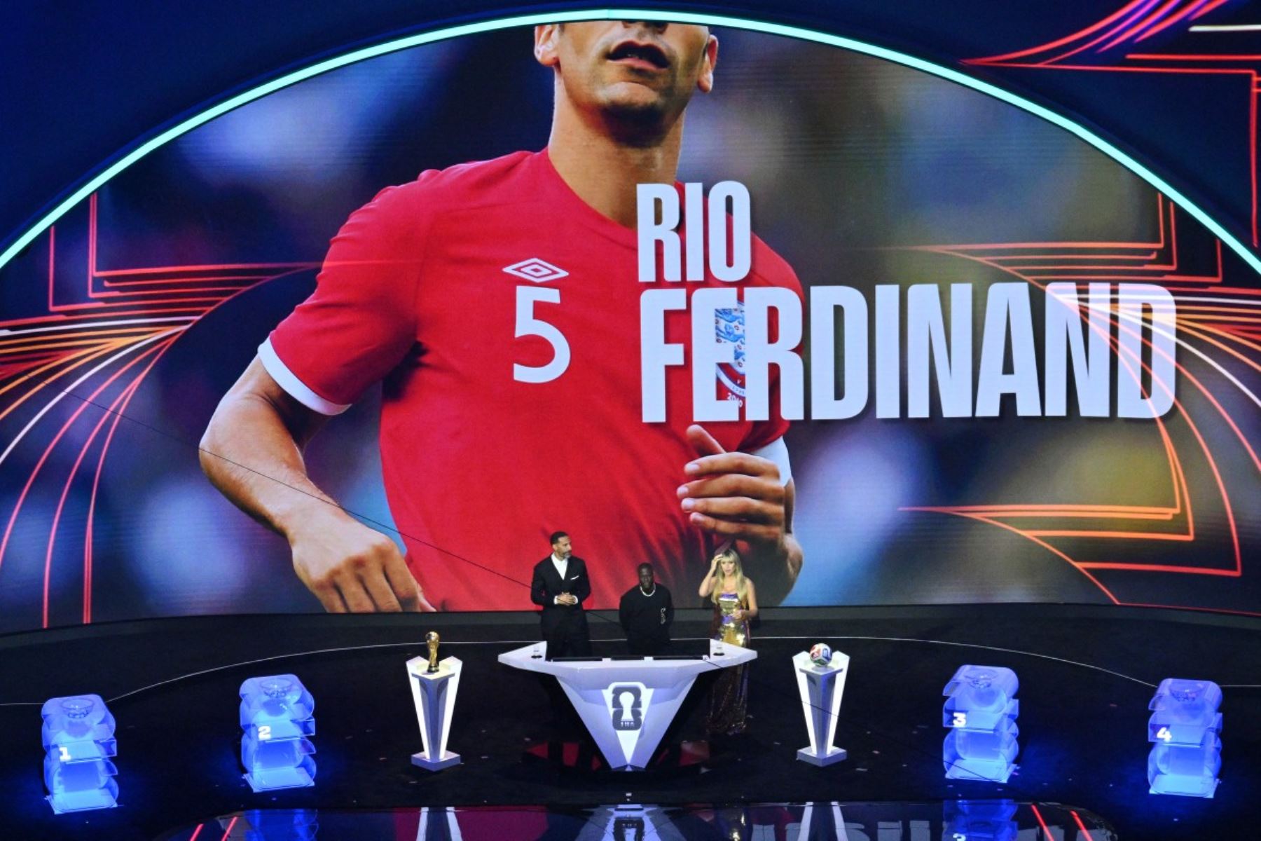 El director de orquesta británico Rio Ferdinand, el comediante estadounidense Kevin Hart y la modelo y presentadora germana Heidi Klum hablan en el escenario durante el sorteo de la Copa Mundial de Fútbol de la FIFA 2026 que se celebra en Estados Unidos, Canadá y México, en el Kennedy Center, en Washington, D.C. AFP