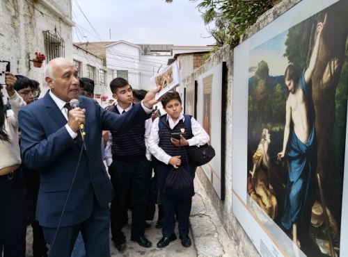 El tradicional distrito de Yanahuara, en Arequipa se ha convertido en una sala de exposición al aire libre permanente de 38 reproducciones a tamaño real de obras maestras que se exhiben en el Museo Nacional del Prado de España.