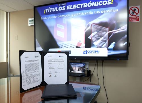 Cofopri y la Sunarp oficializaron la ampliación indefinida del convenio que permite la presentación e inscripción electrónica de títulos de propiedad a través del Sistema de Intermediación Digital (SID-Sunarp), un mecanismo que impulsa la formalización predial en el país. ANDINA/Difusión