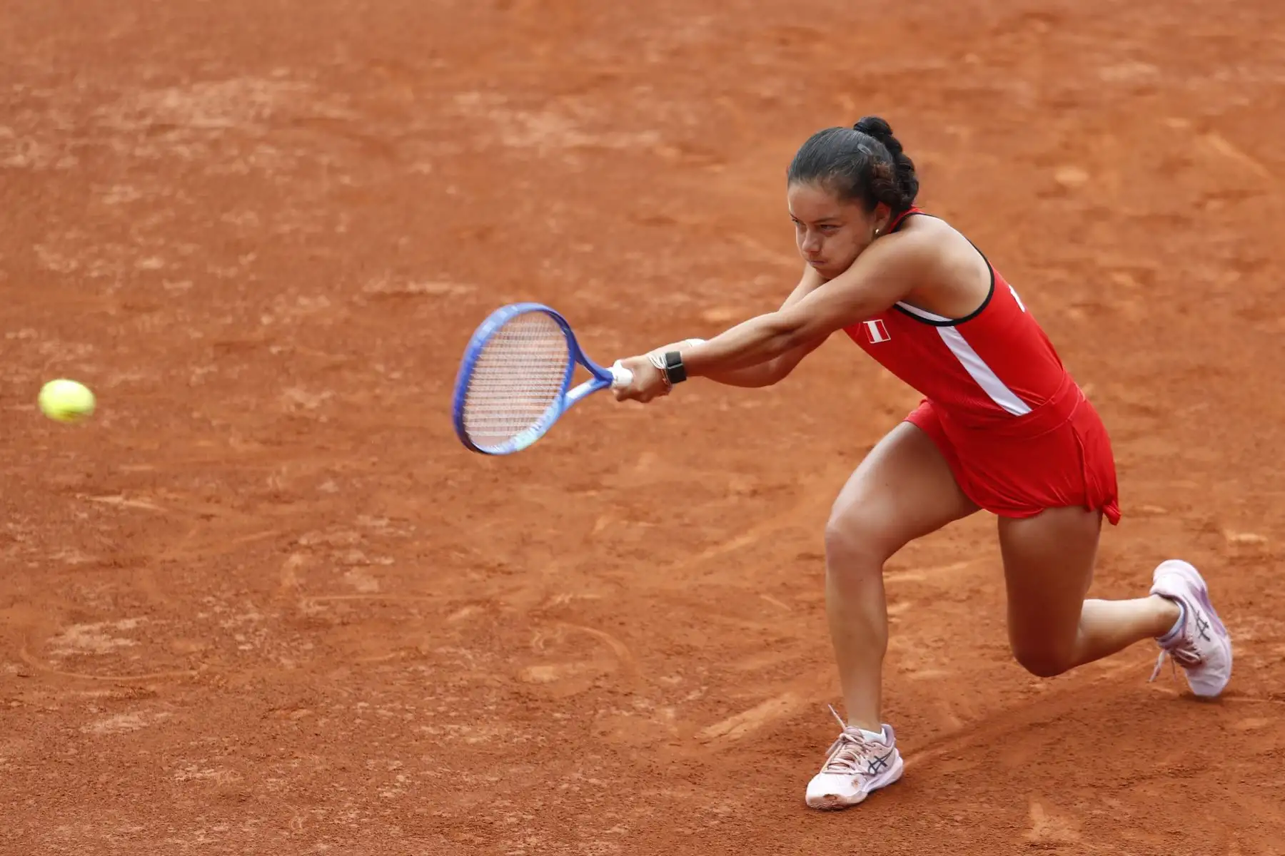 Desde el estadio del Club Lawn Tennis de Jesús Maria, se disputó la semifinal de tenis categoría individuales femenina de los XX Juegos Bolivarianos Ayacucho - Lima 2025, en donde la peruana Lucciana Pérez venció a la chilena Fernanda Labraña el viernes 5 de diciembre, consiguiendo así su cupo a la final. Foto: ANDINA/Daniel Bracamonte