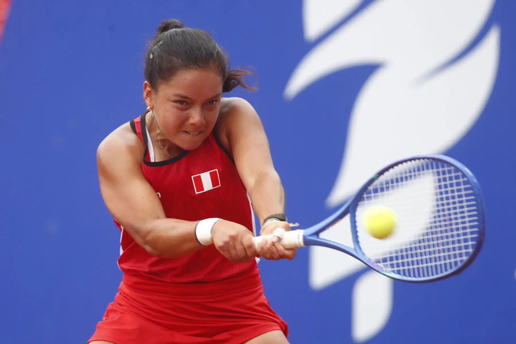 Desde el estadio del Club Lawn Tennis de Jesús Maria, se disputó la semifinal de tenis categoría individuales femenina de los XX Juegos Bolivarianos Ayacucho - Lima 2025, en donde la peruana Lucciana Pérez venció a la chilena Fernanda Labraña el viernes 5 de diciembre, consiguiendo así su cupo a la final. Foto: ANDINA/Daniel Bracamonte