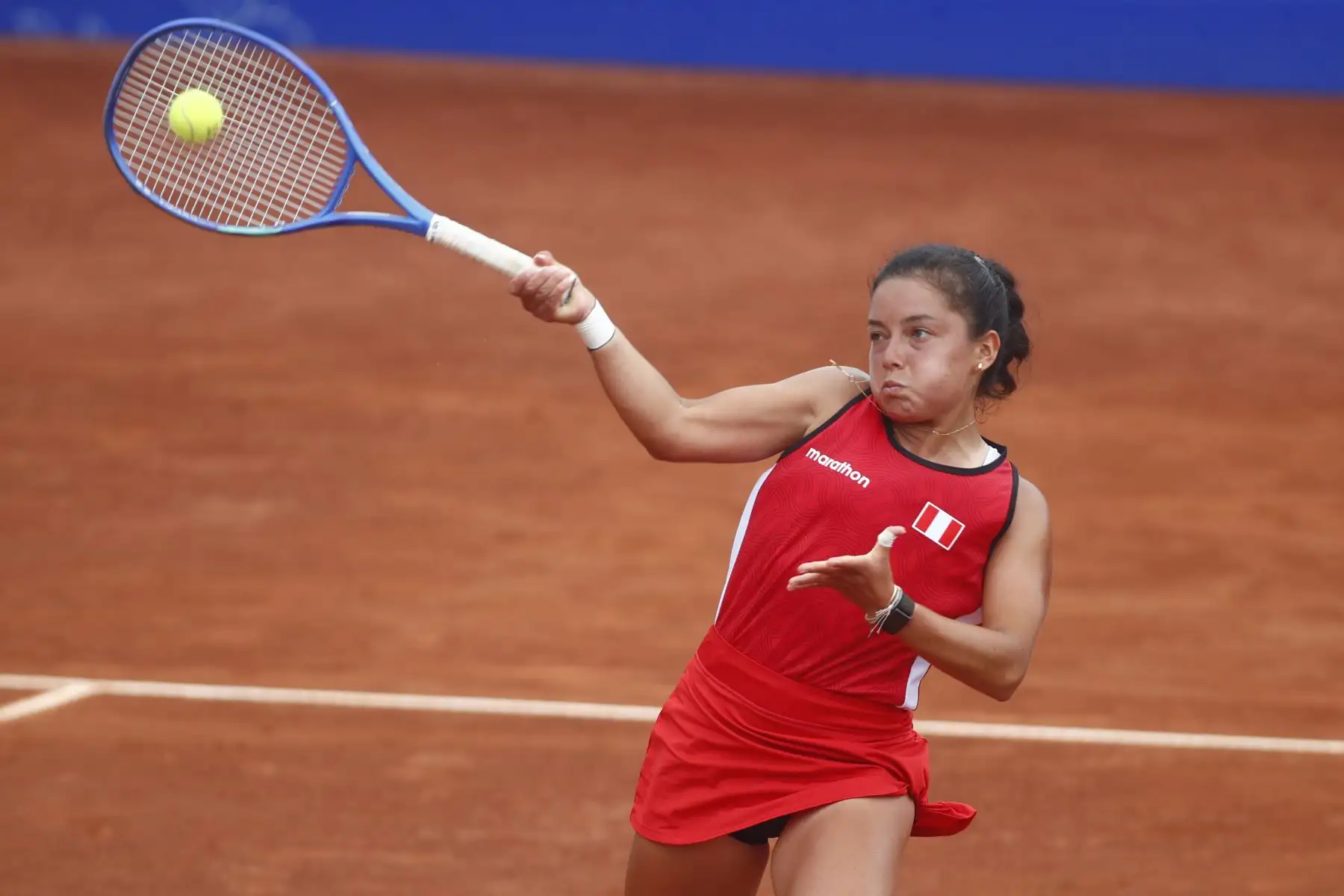 Desde el estadio del Club Lawn Tennis de Jesús Maria, se disputó la semifinal de tenis categoría individuales femenina de los XX Juegos Bolivarianos Ayacucho - Lima 2025, en donde la peruana Lucciana Pérez venció a la chilena Fernanda Labraña el viernes 5 de diciembre, consiguiendo así su cupo a la final. Foto: ANDINA/Daniel Bracamonte