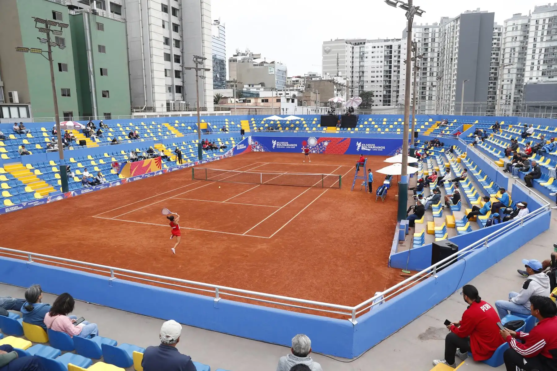 Desde el estadio del Club Lawn Tennis de Jesús Maria, se disputó la semifinal de tenis categoría individuales femenina de los XX Juegos Bolivarianos Ayacucho - Lima 2025, en donde la peruana Lucciana Pérez venció a la chilena Fernanda Labraña el viernes 5 de diciembre, consiguiendo así su cupo a la final. Foto: ANDINA/Daniel Bracamonte