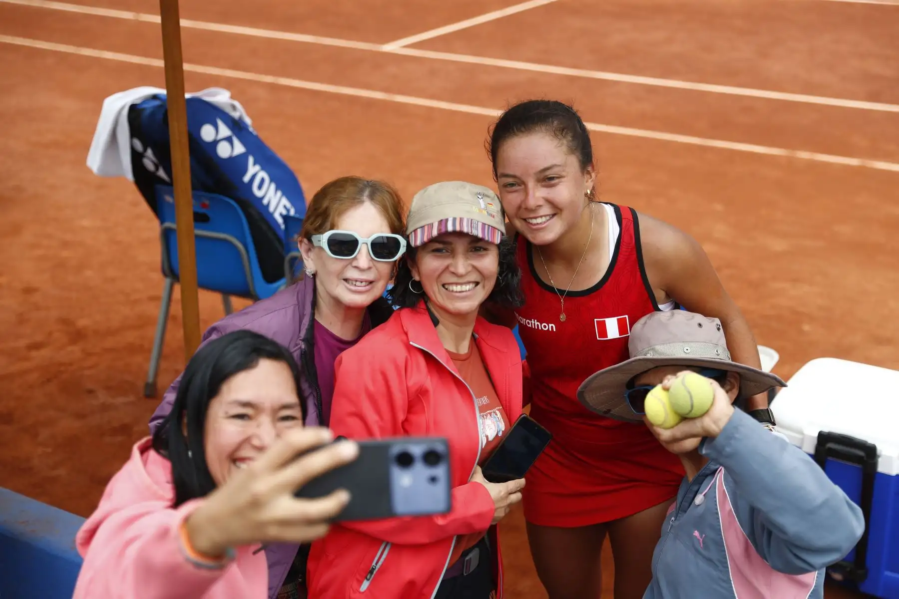 Desde el estadio del Club Lawn Tennis de Jesús Maria, se disputó la semifinal de tenis categoría individuales femenina de los XX Juegos Bolivarianos Ayacucho - Lima 2025, en donde la peruana Lucciana Pérez venció a la chilena Fernanda Labraña el viernes 5 de diciembre, consiguiendo así su cupo a la final. Foto: ANDINA/Daniel Bracamonte