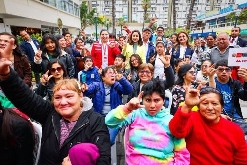 La ministra Lesly Shica Seguil acompañó el inicio del pago del programa Contigo en Jesús María. Foto: MIDIS/Difusión.