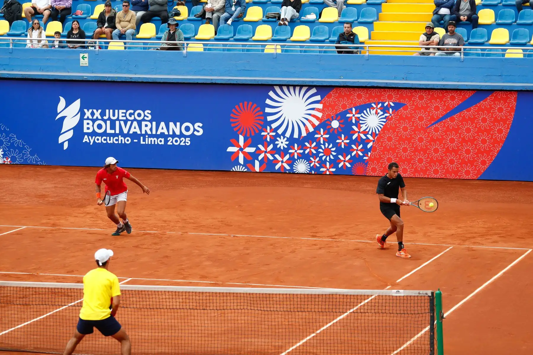 En un reñido encuentro, los peruanos Juan Pablo Varillas y Arklon Huertas del Pino perdieron por mínima diferencia ante los colombianos Alejandro Arcila y Juan Gómez en la final de tenis categoría dobles masculina de los XX Juegos Bolivarianos Ayacucho - Lima 2025, desde el estadio del Club Lawn Tennis de Jesús Maria el viernes 5 de diciembre. Foto: ANDINA/Daniel Bracamonte