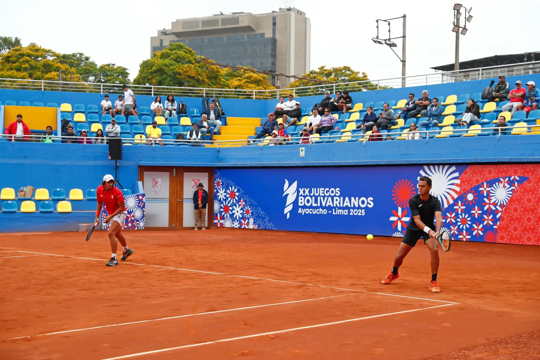 En un reñido encuentro, los peruanos Juan Pablo Varillas y Arklon Huertas del Pino perdieron por mínima diferencia ante los colombianos Alejandro Arcila y Juan Gómez en la final de tenis categoría dobles masculina de los XX Juegos Bolivarianos Ayacucho - Lima 2025, desde el estadio del Club Lawn Tennis de Jesús Maria el viernes 5 de diciembre. Foto: ANDINA/Daniel Bracamonte