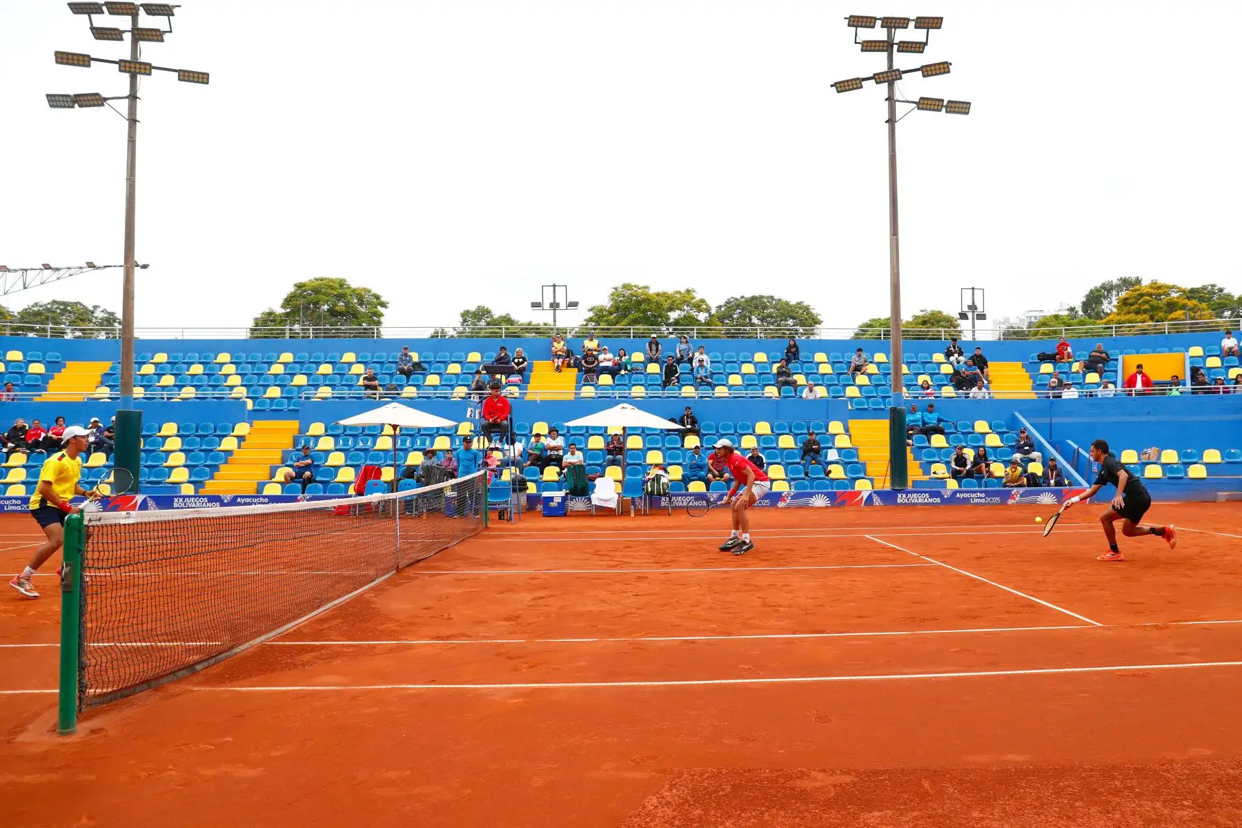 En un reñido encuentro, los peruanos Juan Pablo Varillas y Arklon Huertas del Pino perdieron por mínima diferencia ante los colombianos Alejandro Arcila y Juan Gómez en la final de tenis categoría dobles masculina de los XX Juegos Bolivarianos Ayacucho - Lima 2025, desde el estadio del Club Lawn Tennis de Jesús Maria el viernes 5 de diciembre. Foto: ANDINA/Daniel Bracamonte