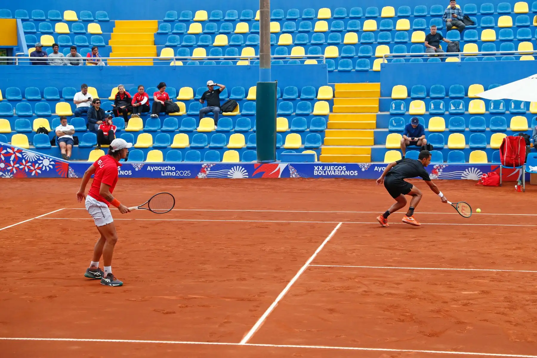 En un reñido encuentro, los peruanos Juan Pablo Varillas y Arklon Huertas del Pino perdieron por mínima diferencia ante los colombianos Alejandro Arcila y Juan Gómez en la final de tenis categoría dobles masculina de los XX Juegos Bolivarianos Ayacucho - Lima 2025, desde el estadio del Club Lawn Tennis de Jesús Maria el viernes 5 de diciembre. Foto: ANDINA/Daniel Bracamonte