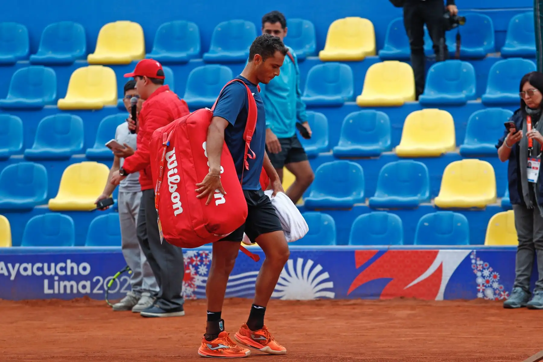 En un reñido encuentro, los peruanos Juan Pablo Varillas y Arklon Huertas del Pino perdieron por mínima diferencia ante los colombianos Alejandro Arcila y Juan Gómez en la final de tenis categoría dobles masculina de los XX Juegos Bolivarianos Ayacucho - Lima 2025, desde el estadio del Club Lawn Tennis de Jesús Maria el viernes 5 de diciembre. Foto: ANDINA/Daniel Bracamonte
