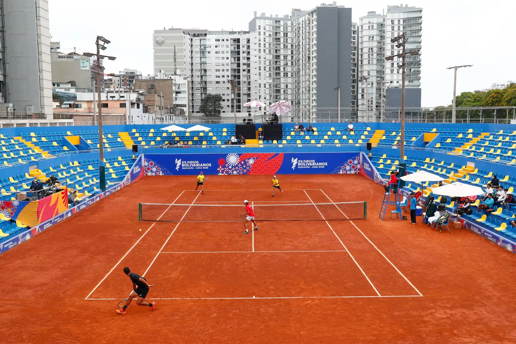 En un reñido encuentro, los peruanos Juan Pablo Varillas y Arklon Huertas del Pino perdieron por mínima diferencia ante los colombianos Alejandro Arcila y Juan Gómez en la final de tenis categoría dobles masculina de los XX Juegos Bolivarianos Ayacucho - Lima 2025, desde el estadio del Club Lawn Tennis de Jesús Maria el viernes 5 de diciembre. Foto: ANDINA/Daniel Bracamonte