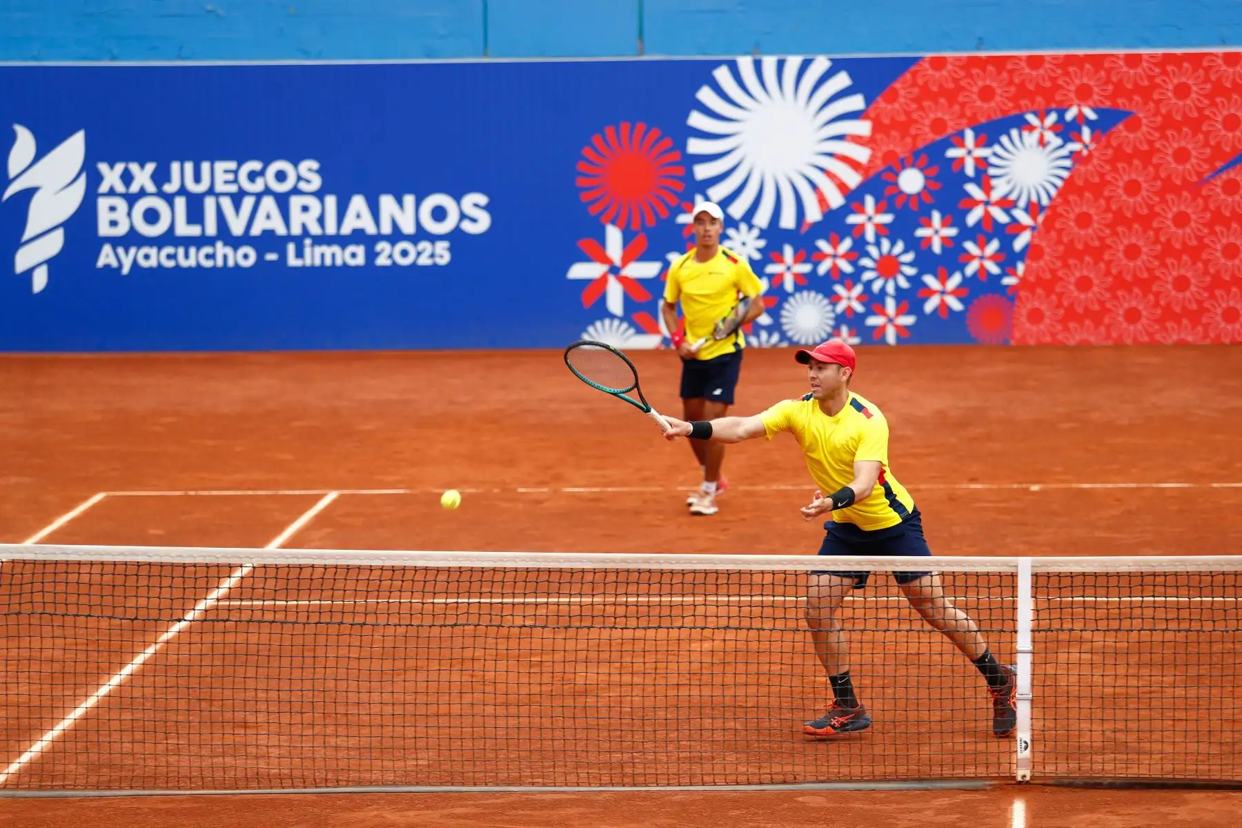 En un reñido encuentro, los peruanos Juan Pablo Varillas y Arklon Huertas del Pino perdieron por mínima diferencia ante los colombianos Alejandro Arcila y Juan Gómez en la final de tenis categoría dobles masculina de los XX Juegos Bolivarianos Ayacucho - Lima 2025, desde el estadio del Club Lawn Tennis de Jesús Maria el viernes 5 de diciembre. Foto: ANDINA/Daniel Bracamonte
