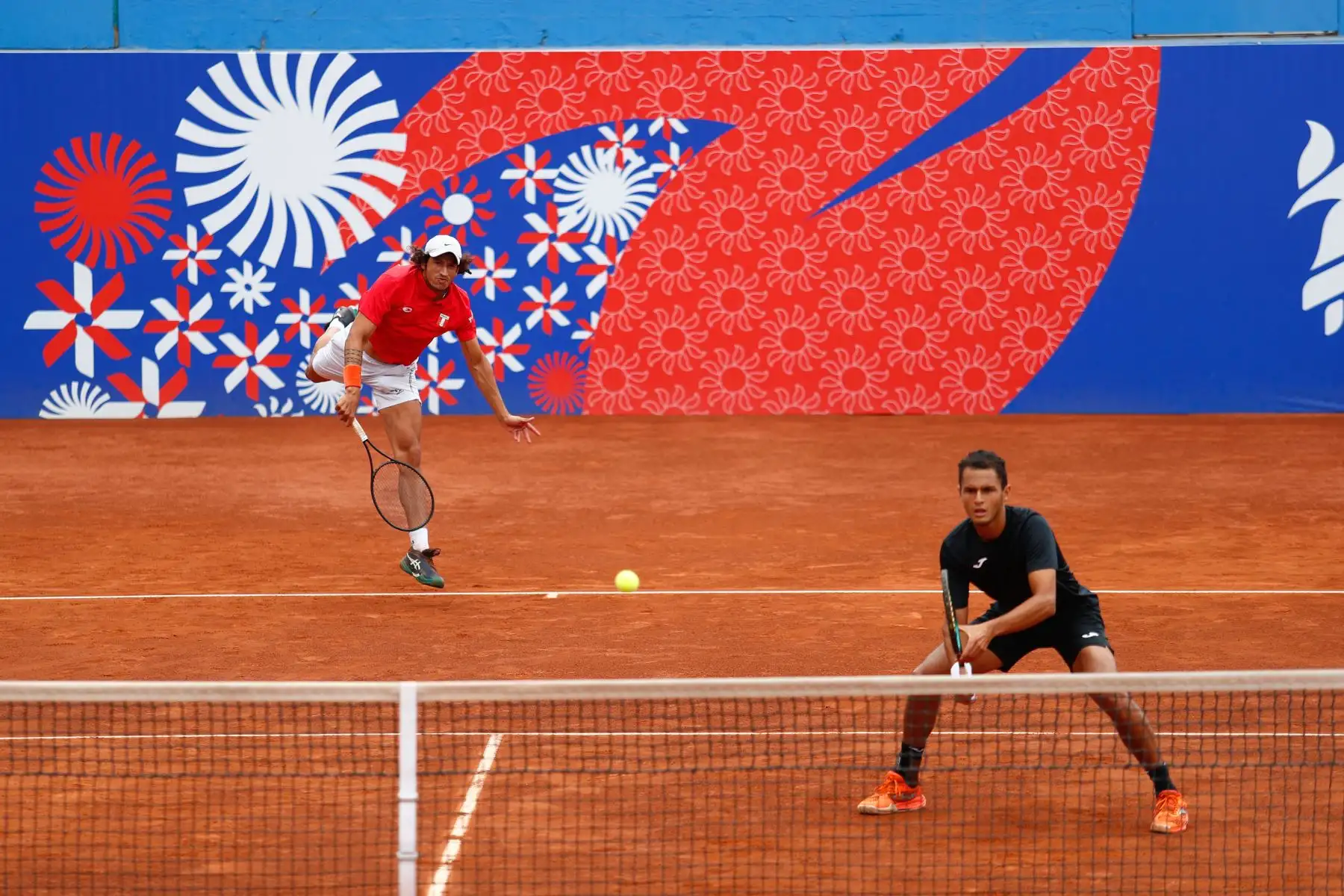 En un reñido encuentro, los peruanos Juan Pablo Varillas y Arklon Huertas del Pino perdieron por mínima diferencia ante los colombianos Alejandro Arcila y Juan Gómez en la final de tenis categoría dobles masculina de los XX Juegos Bolivarianos Ayacucho - Lima 2025, desde el estadio del Club Lawn Tennis de Jesús Maria el viernes 5 de diciembre. Foto: ANDINA/Daniel Bracamonte