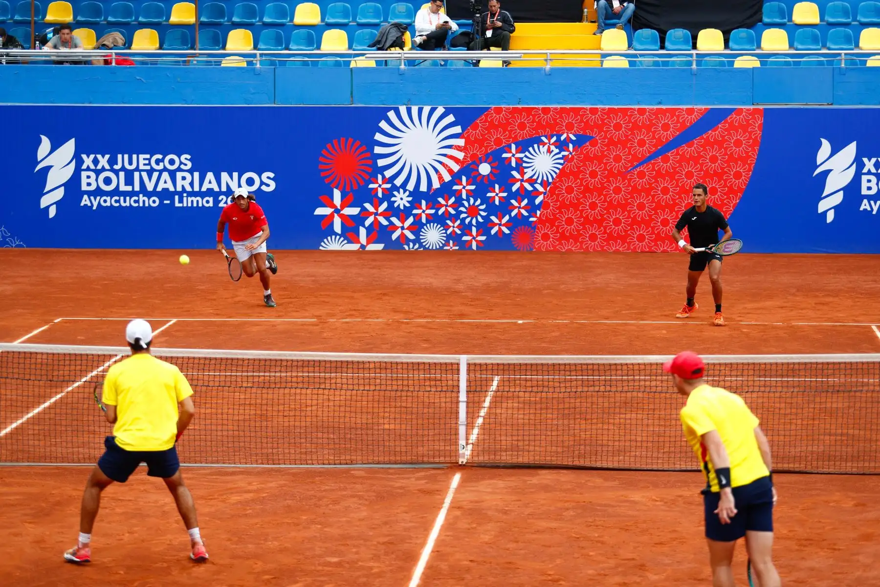 En un reñido encuentro, los peruanos Juan Pablo Varillas y Arklon Huertas del Pino perdieron por mínima diferencia ante los colombianos Alejandro Arcila y Juan Gómez en la final de tenis categoría dobles masculina de los XX Juegos Bolivarianos Ayacucho - Lima 2025, desde el estadio del Club Lawn Tennis de Jesús Maria el viernes 5 de diciembre. Foto: ANDINA/Daniel Bracamonte