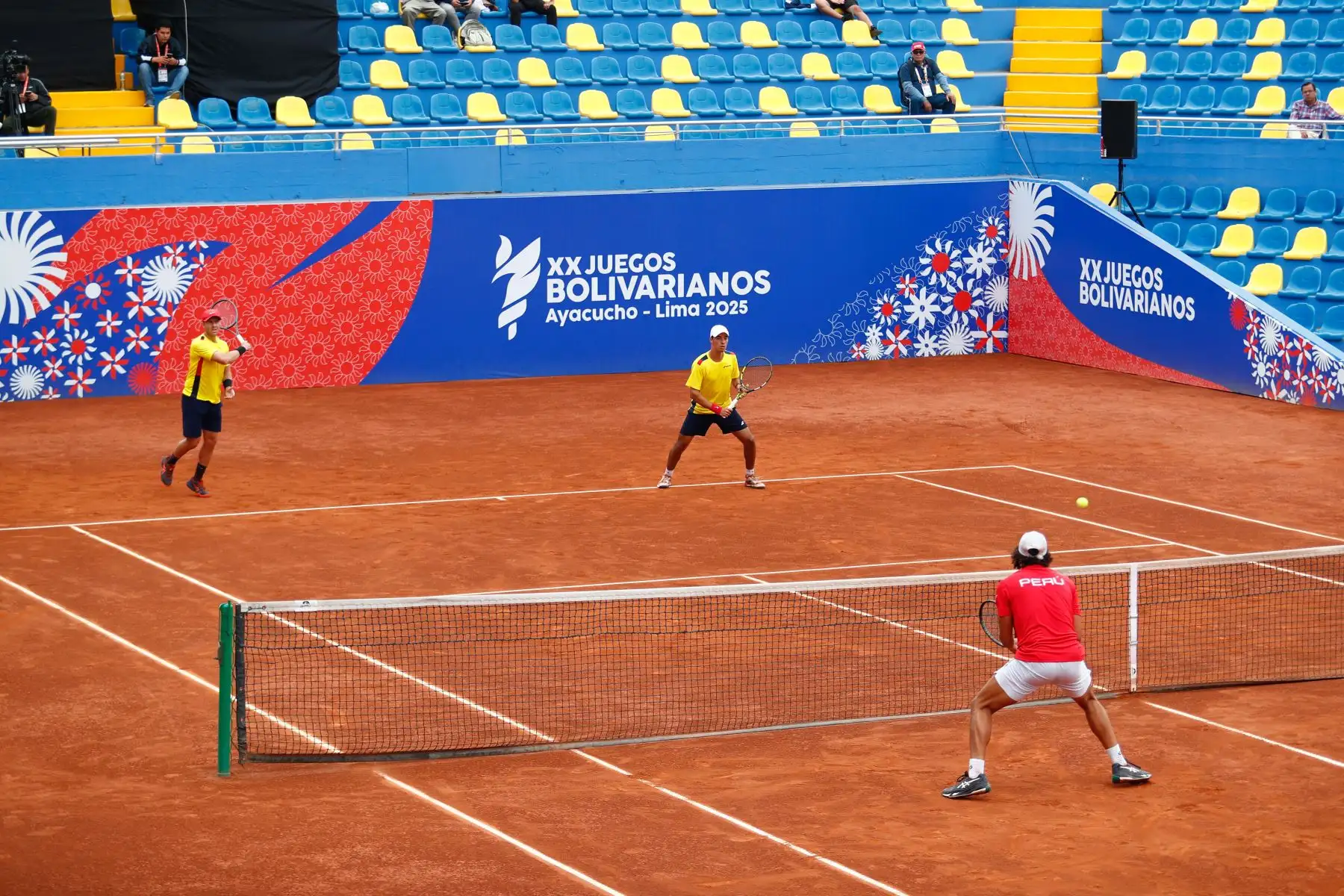En un reñido encuentro, los peruanos Juan Pablo Varillas y Arklon Huertas del Pino perdieron por mínima diferencia ante los colombianos Alejandro Arcila y Juan Gómez en la final de tenis categoría dobles masculina de los XX Juegos Bolivarianos Ayacucho - Lima 2025, desde el estadio del Club Lawn Tennis de Jesús Maria el viernes 5 de diciembre. Foto: ANDINA/Daniel Bracamonte
