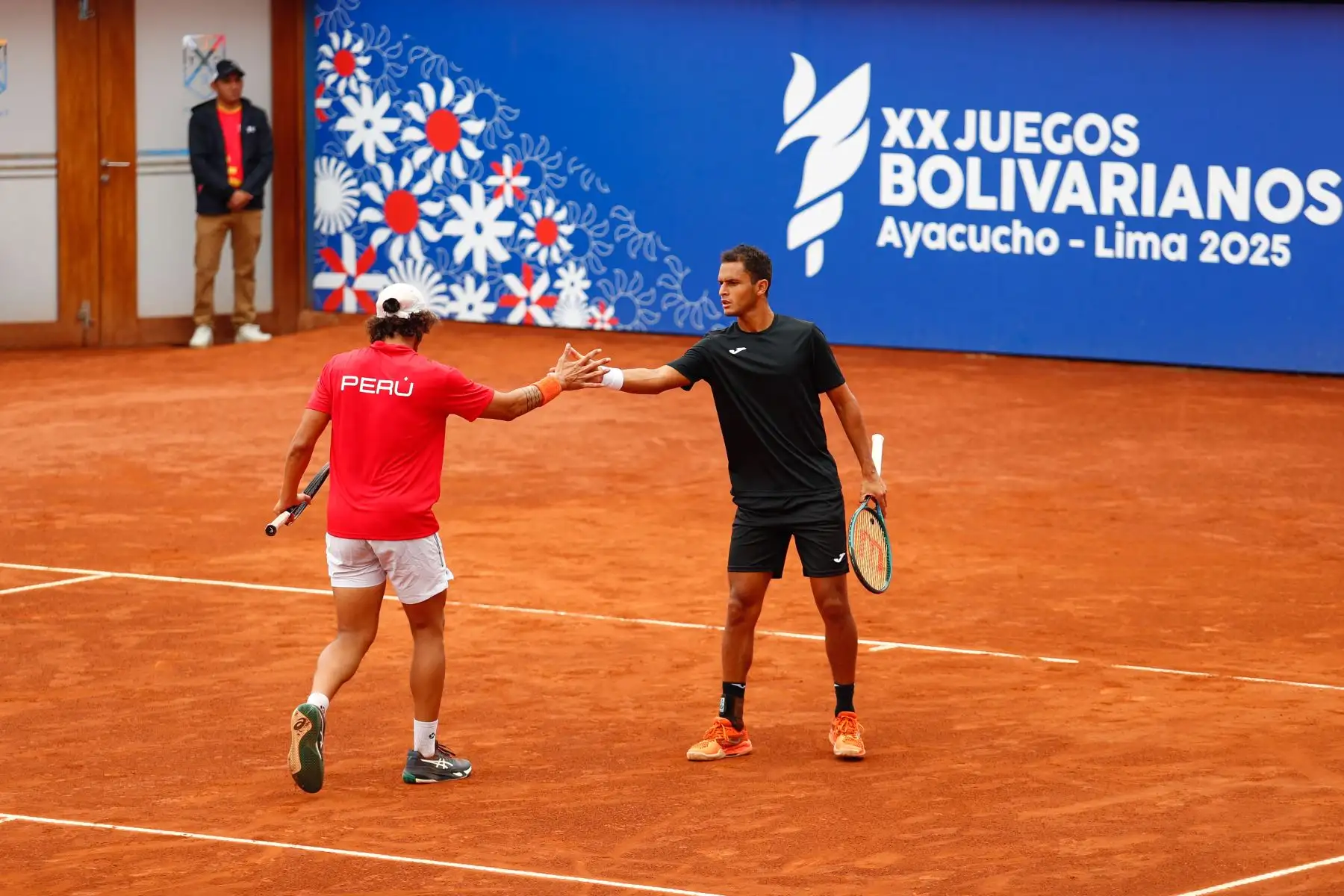 En un reñido encuentro, los peruanos Juan Pablo Varillas y Arklon Huertas del Pino perdieron por mínima diferencia ante los colombianos Alejandro Arcila y Juan Gómez en la final de tenis categoría dobles masculina de los XX Juegos Bolivarianos Ayacucho - Lima 2025, desde el estadio del Club Lawn Tennis de Jesús Maria el viernes 5 de diciembre. Foto: ANDINA/Daniel Bracamonte