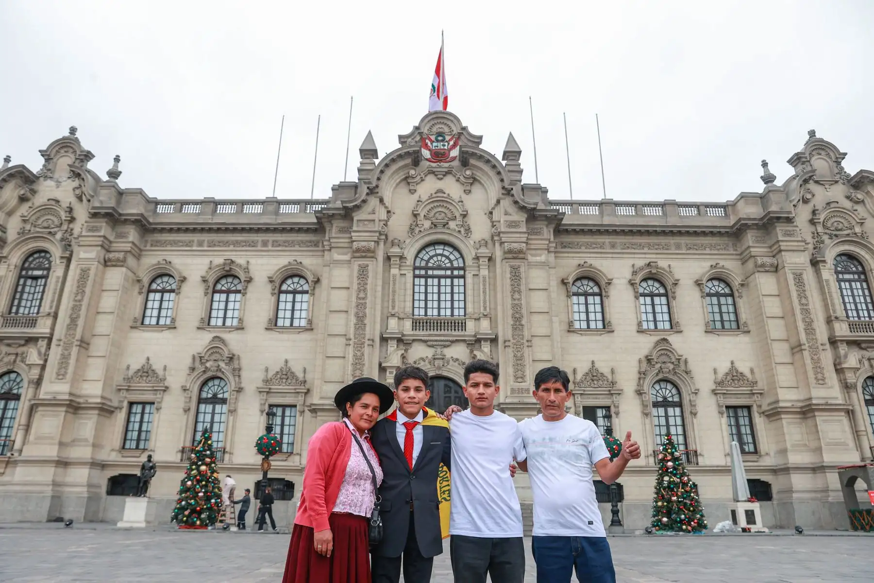 Presidente Jerí recibe a Clíver Huamán en Palacio de Gobierno y le desea éxitos en sus próximos proyectos. Foto: Presidencia