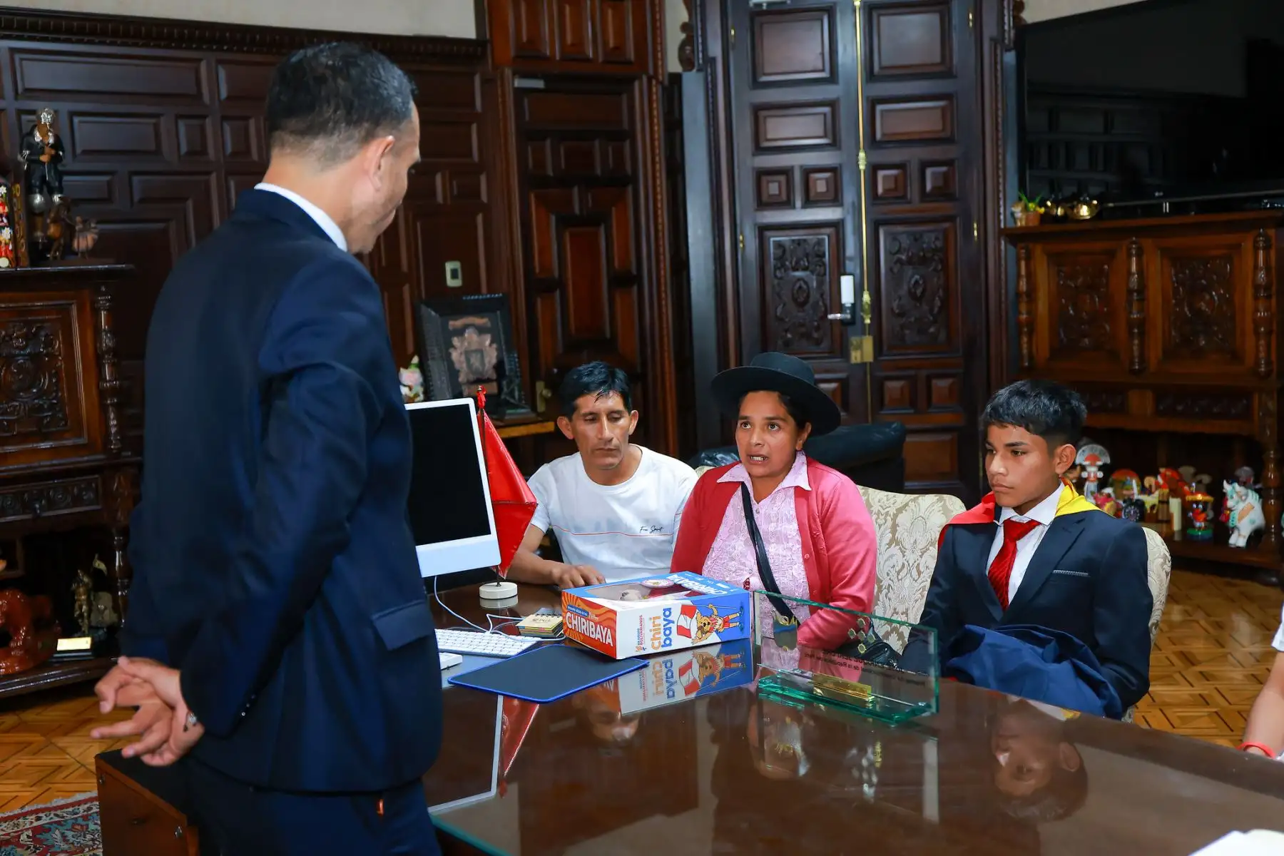 Presidente Jerí recibe a Clíver Huamán en Palacio de Gobierno y le desea éxitos en sus próximos proyectos. Foto: Presidencia