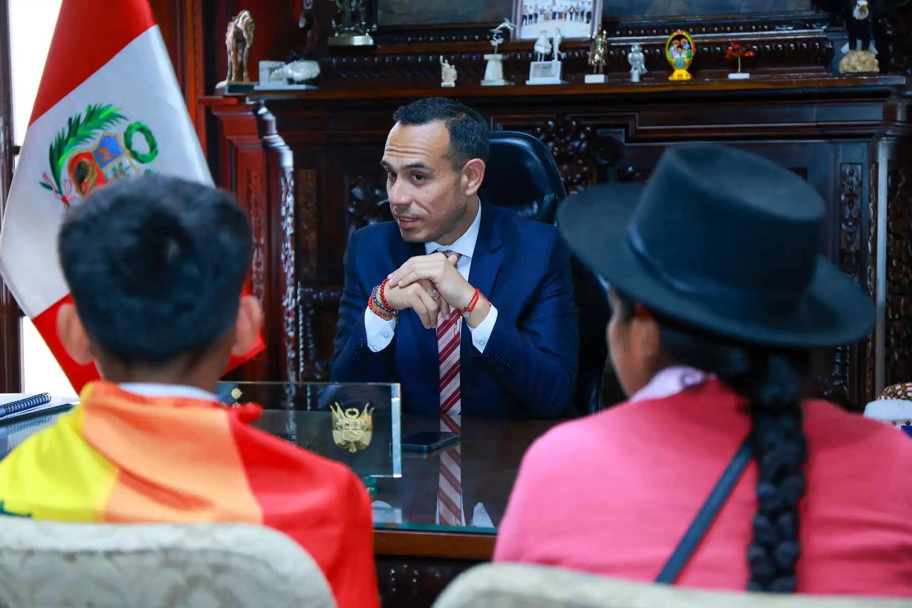 Presidente Jerí recibe a Clíver Huamán en Palacio de Gobierno y le desea éxitos en sus próximos proyectos. Foto: Presidencia