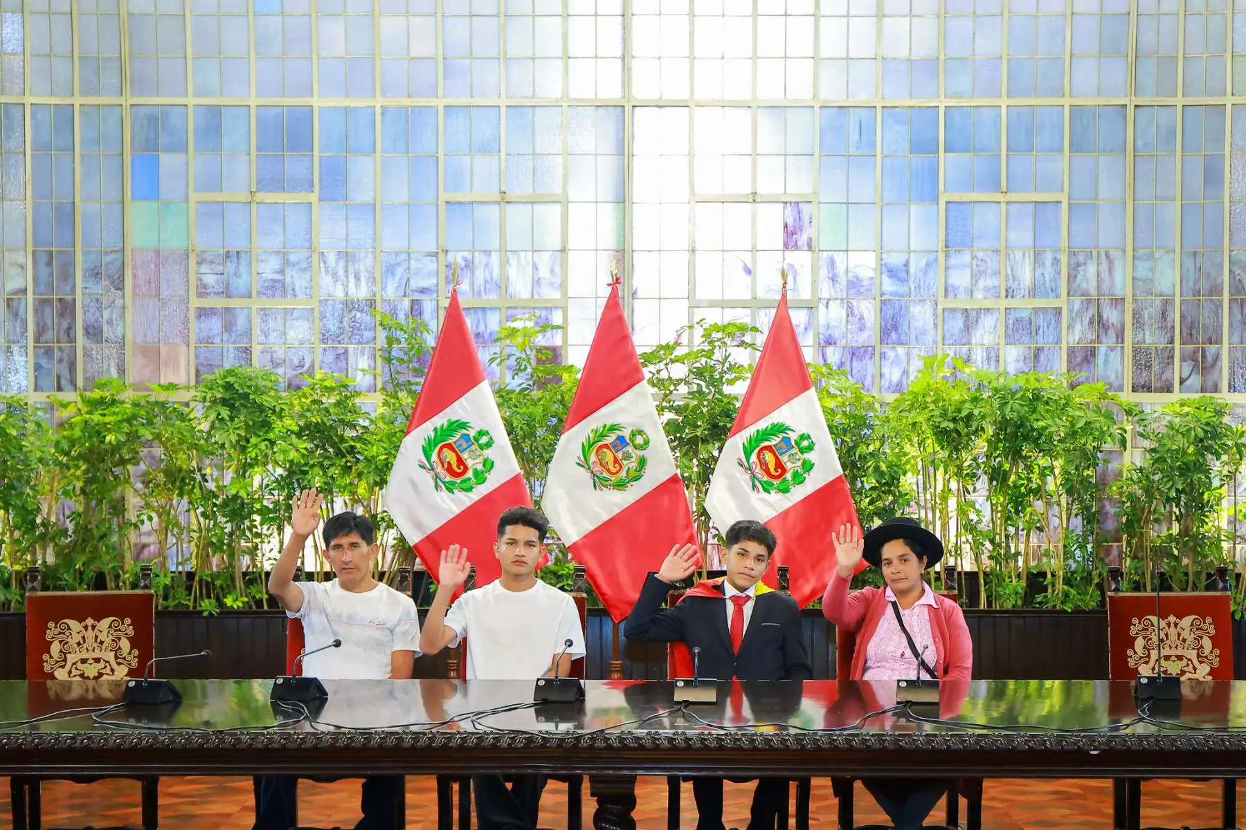 Presidente Jerí recibe a Clíver Huamán en Palacio de Gobierno y le desea éxitos en sus próximos proyectos. Foto: Presidencia