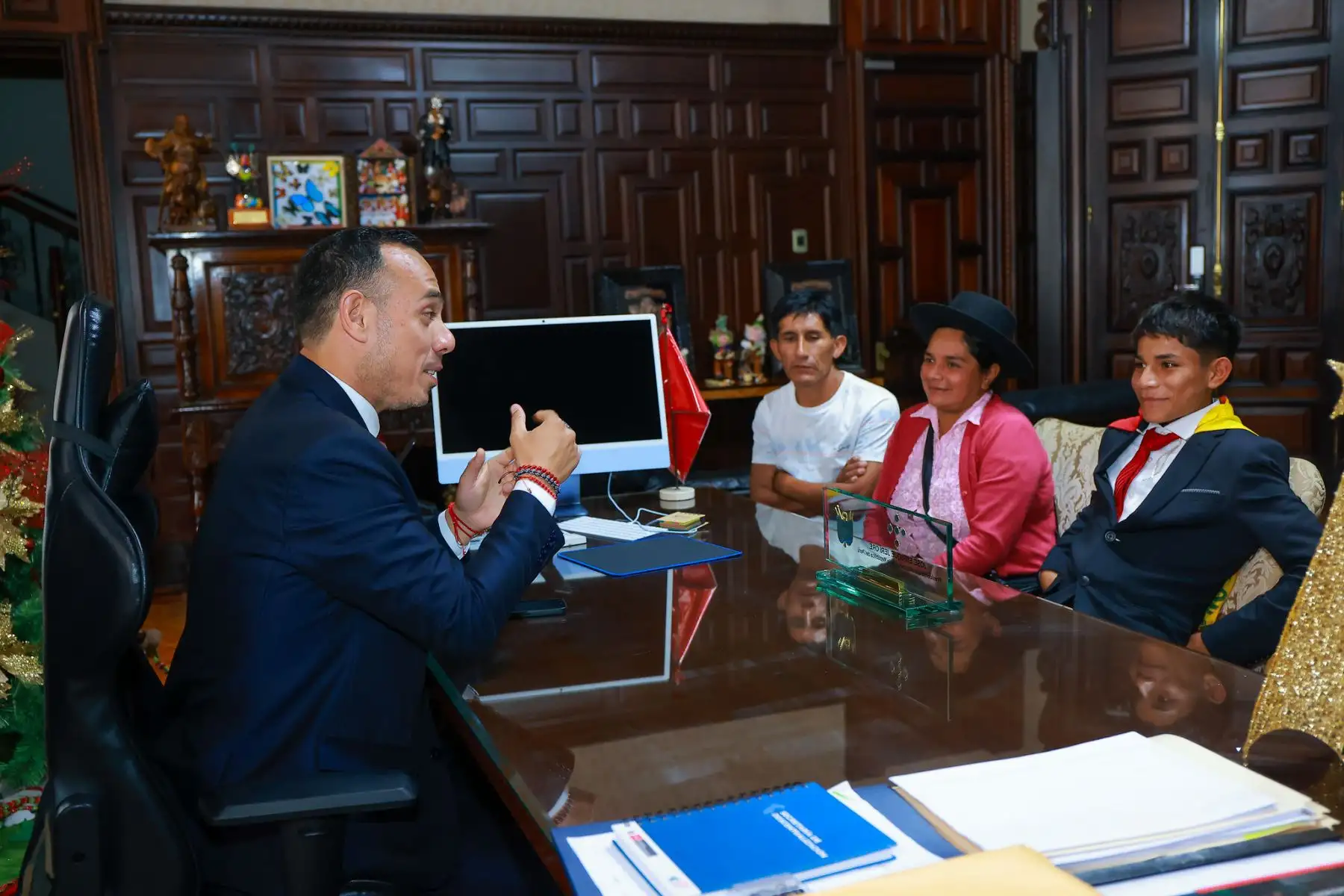 Presidente Jerí recibe a Clíver Huamán en Palacio de Gobierno y le desea éxitos en sus próximos proyectos. Foto: Presidencia