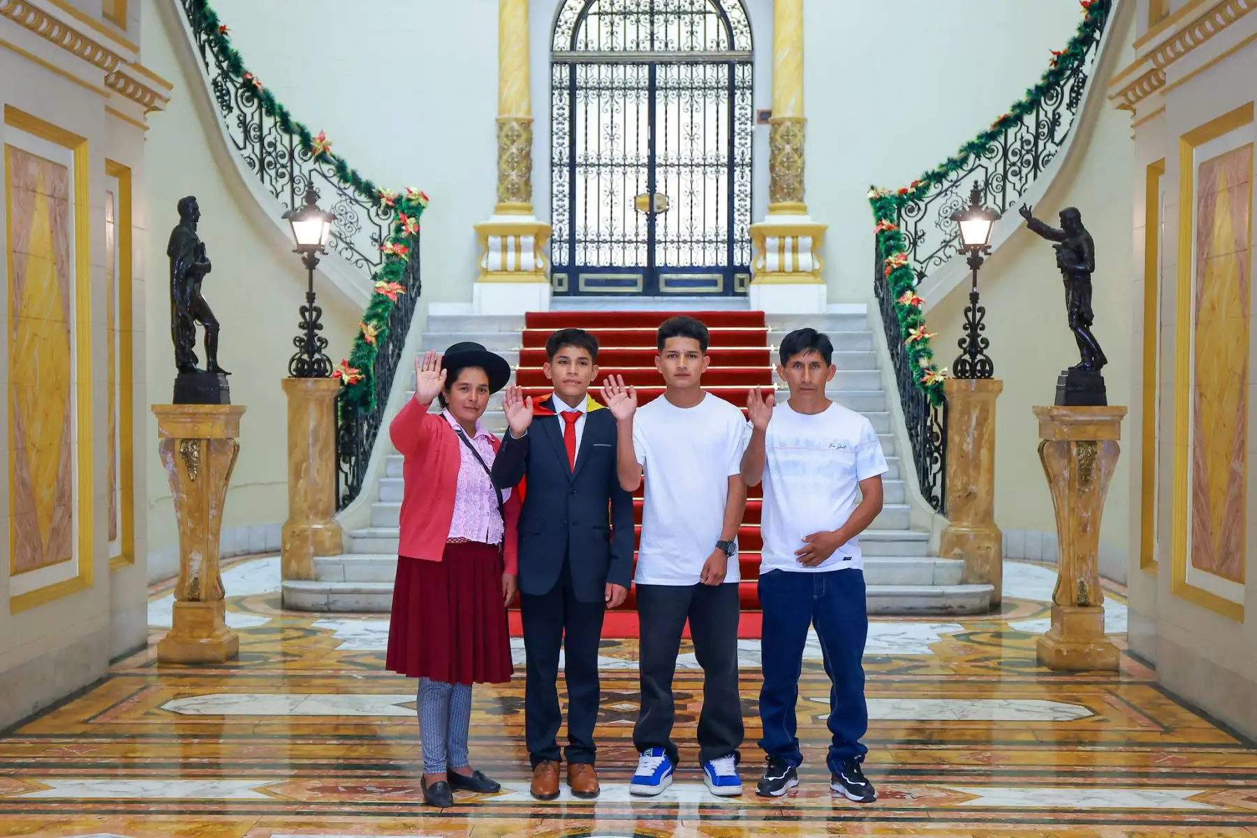Presidente Jerí recibe a Clíver Huamán en Palacio de Gobierno y le desea éxitos en sus próximos proyectos. Foto: Presidencia