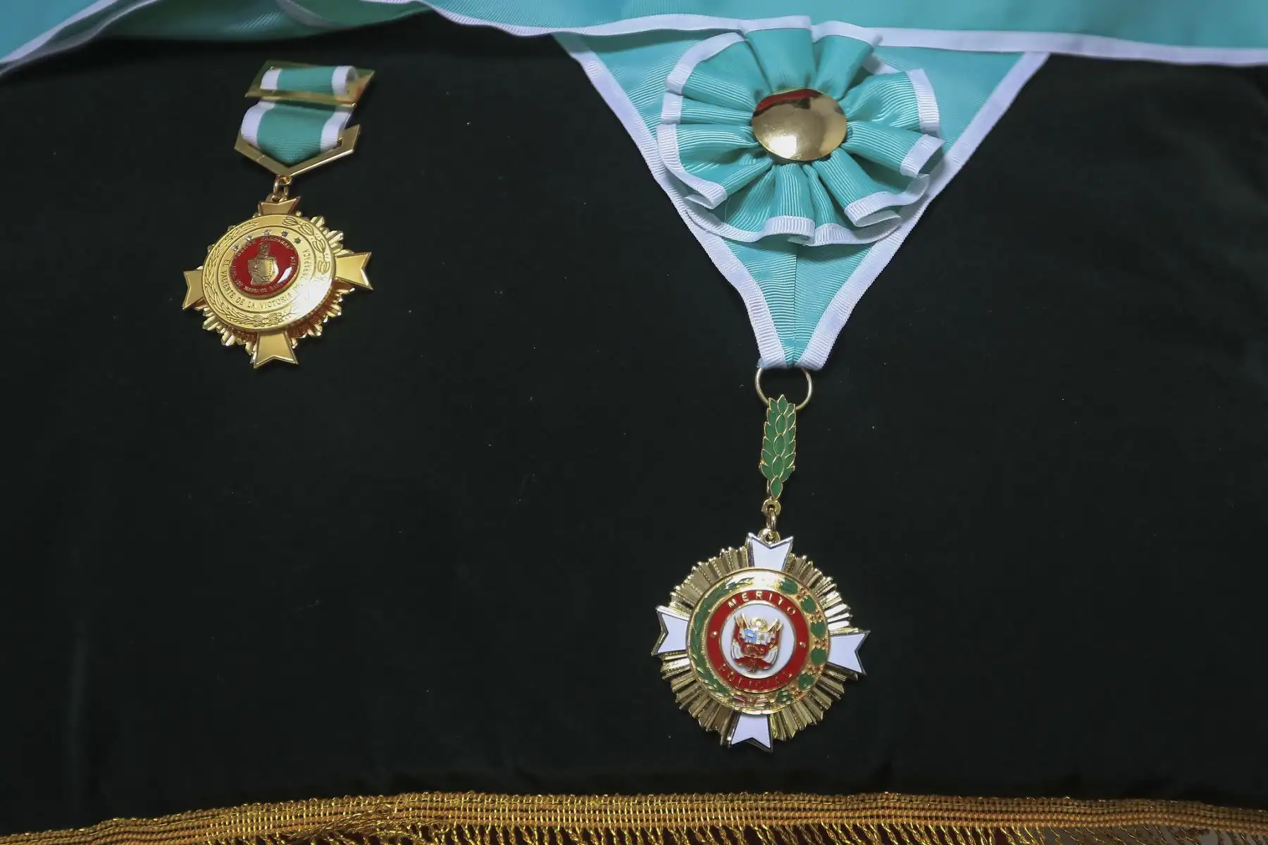 El presidente de la República, José Jerí Oré, recibió la Orden al Mérito PNP y la distinción “Alférez PNP Mariano Santos Mateos” en una ceremonia oficial realizada en el Ministerio del Interior. Foto: Presidencia