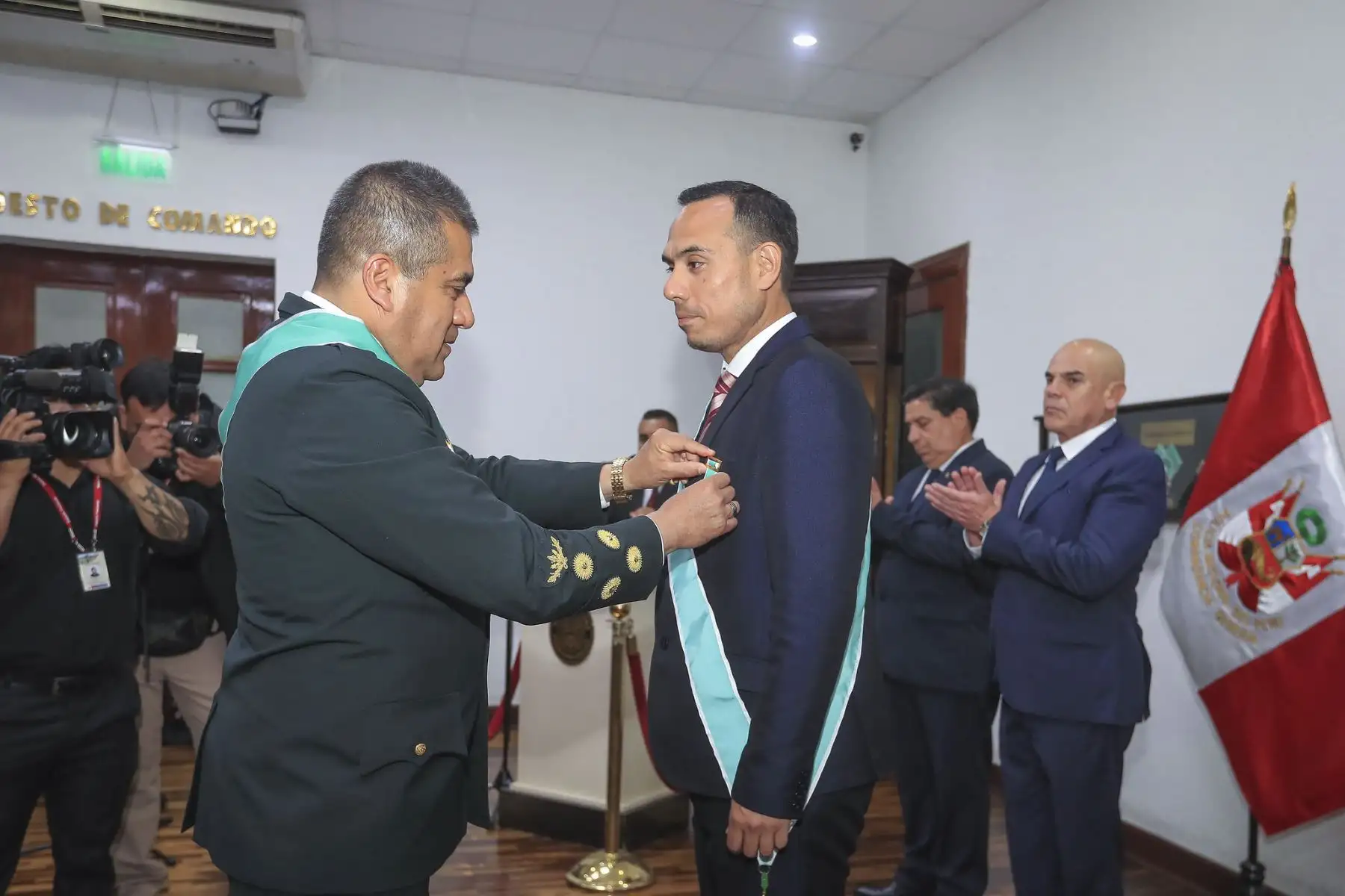 El presidente de la República, José Jerí Oré, recibió la Orden al Mérito PNP y la distinción “Alférez PNP Mariano Santos Mateos” en una ceremonia oficial realizada en el Ministerio del Interior. Foto: Presidencia