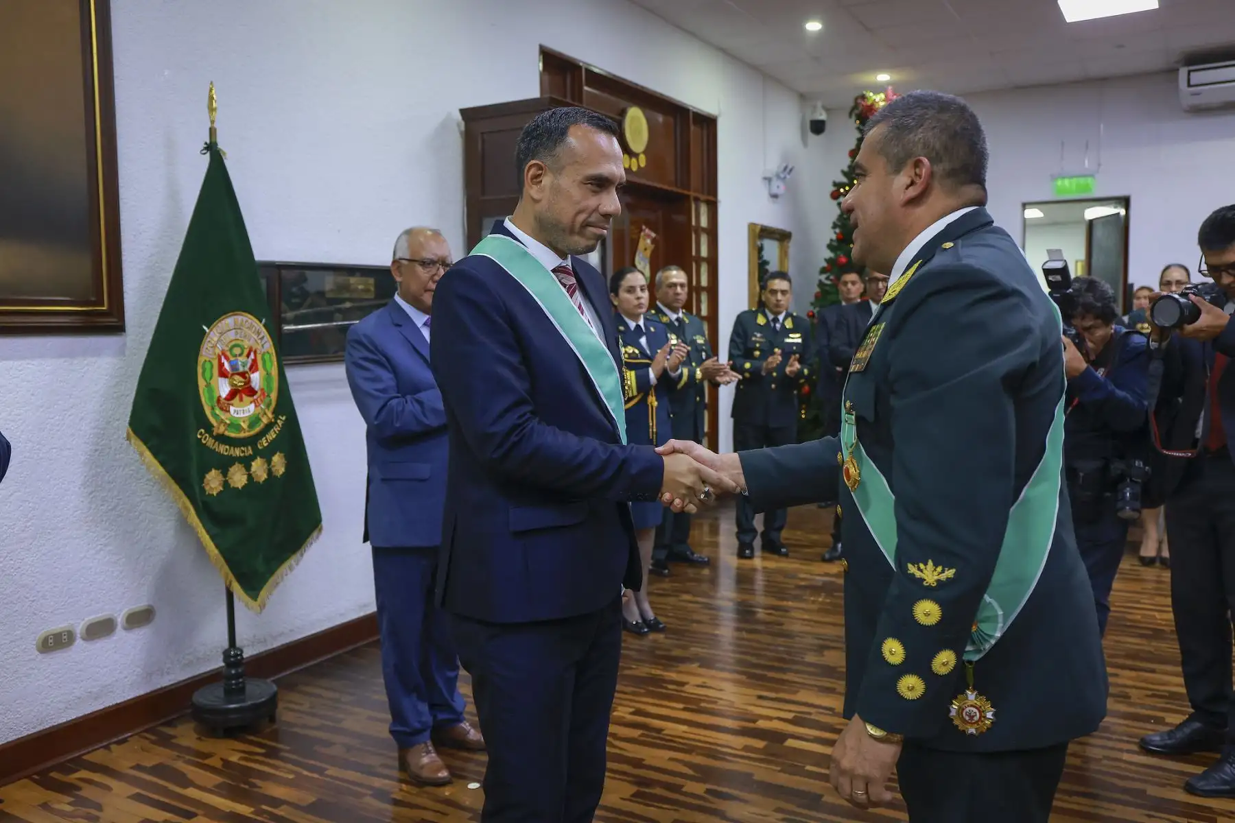 El presidente de la República, José Jerí Oré, recibió la Orden al Mérito PNP y la distinción “Alférez PNP Mariano Santos Mateos” en una ceremonia oficial realizada en el Ministerio del Interior. Foto: Presidencia