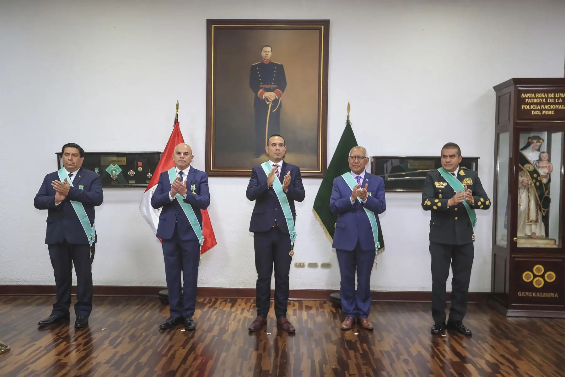 El presidente de la República, José Jerí Oré, recibió la Orden al Mérito PNP y la distinción “Alférez PNP Mariano Santos Mateos” en una ceremonia oficial realizada en el Ministerio del Interior. Foto: Presidencia